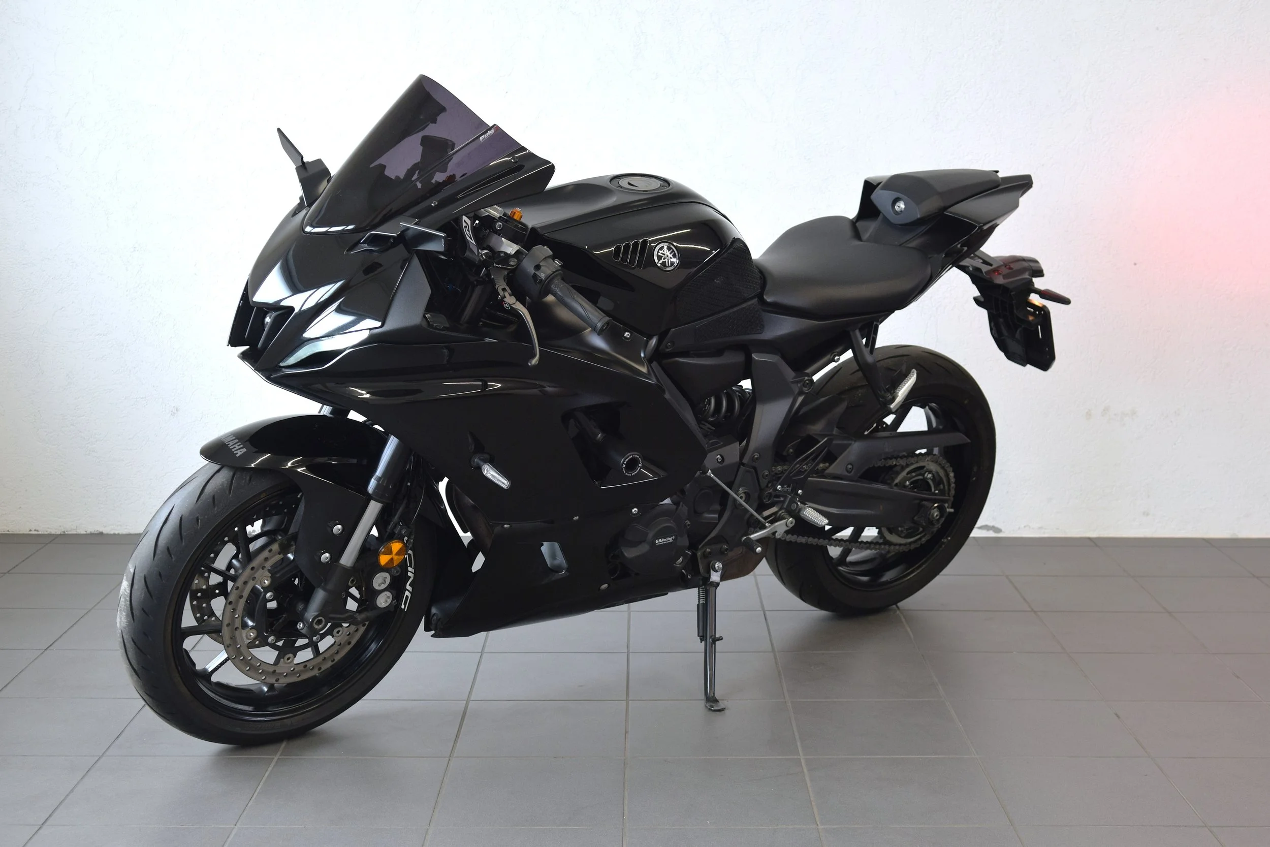 YAMAHA YZF-R7 (35kW) -  Année: 03/2022 - Kms: 8.200 - Prix: 8.990 Chf