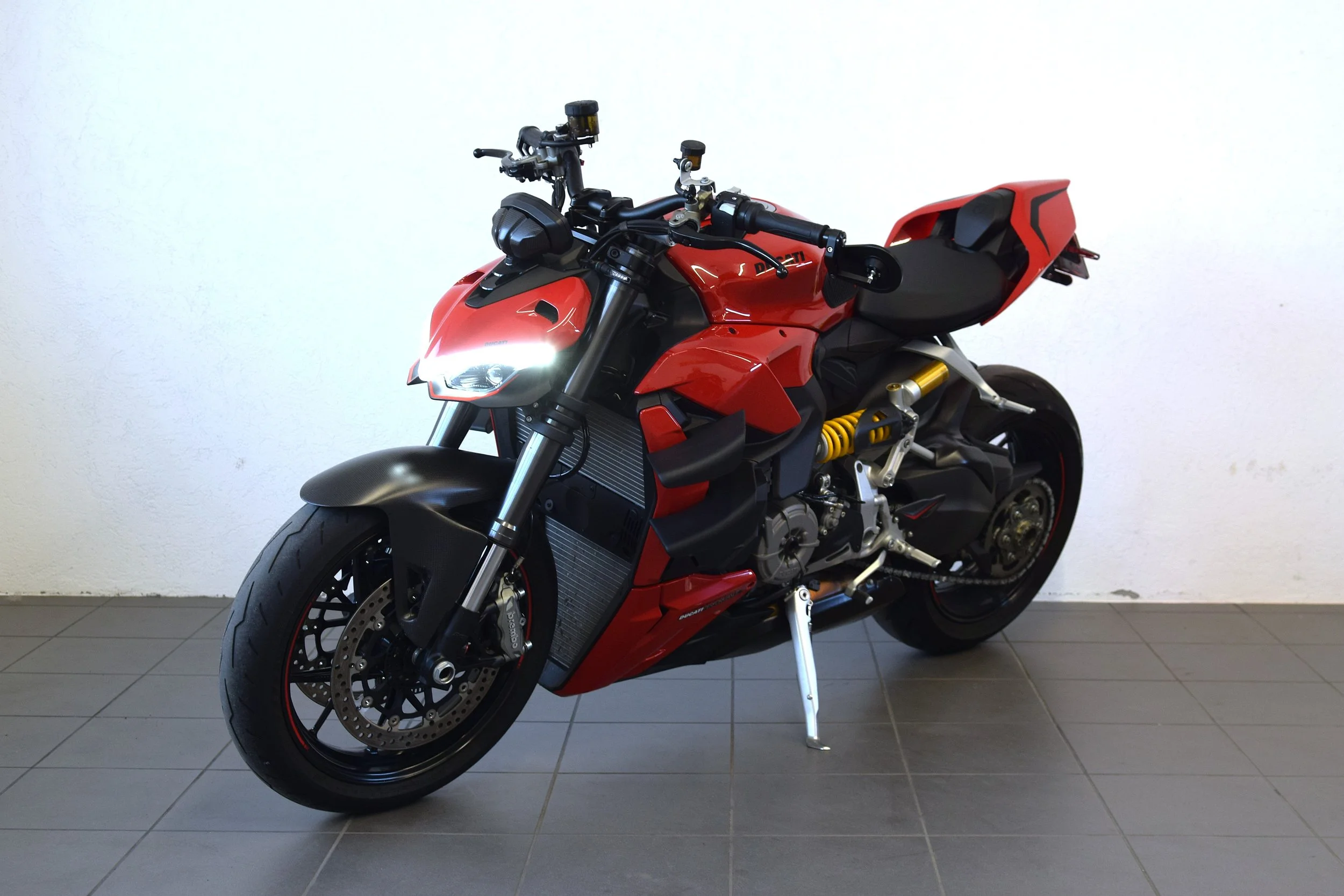 DUCATI Streetfighter V2 - Année: 03/2022 - Kms: 17.950 - Prix: 11.900 Chf