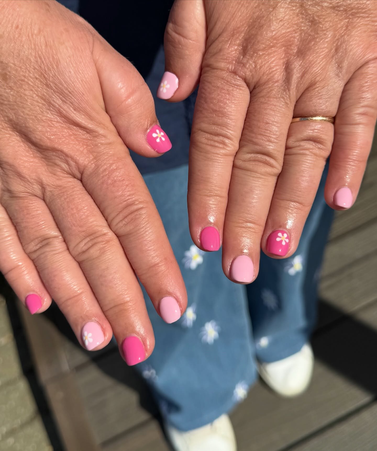 We love pretty pink nails🩷 And we especially love when our nails match our outfit!🌸
