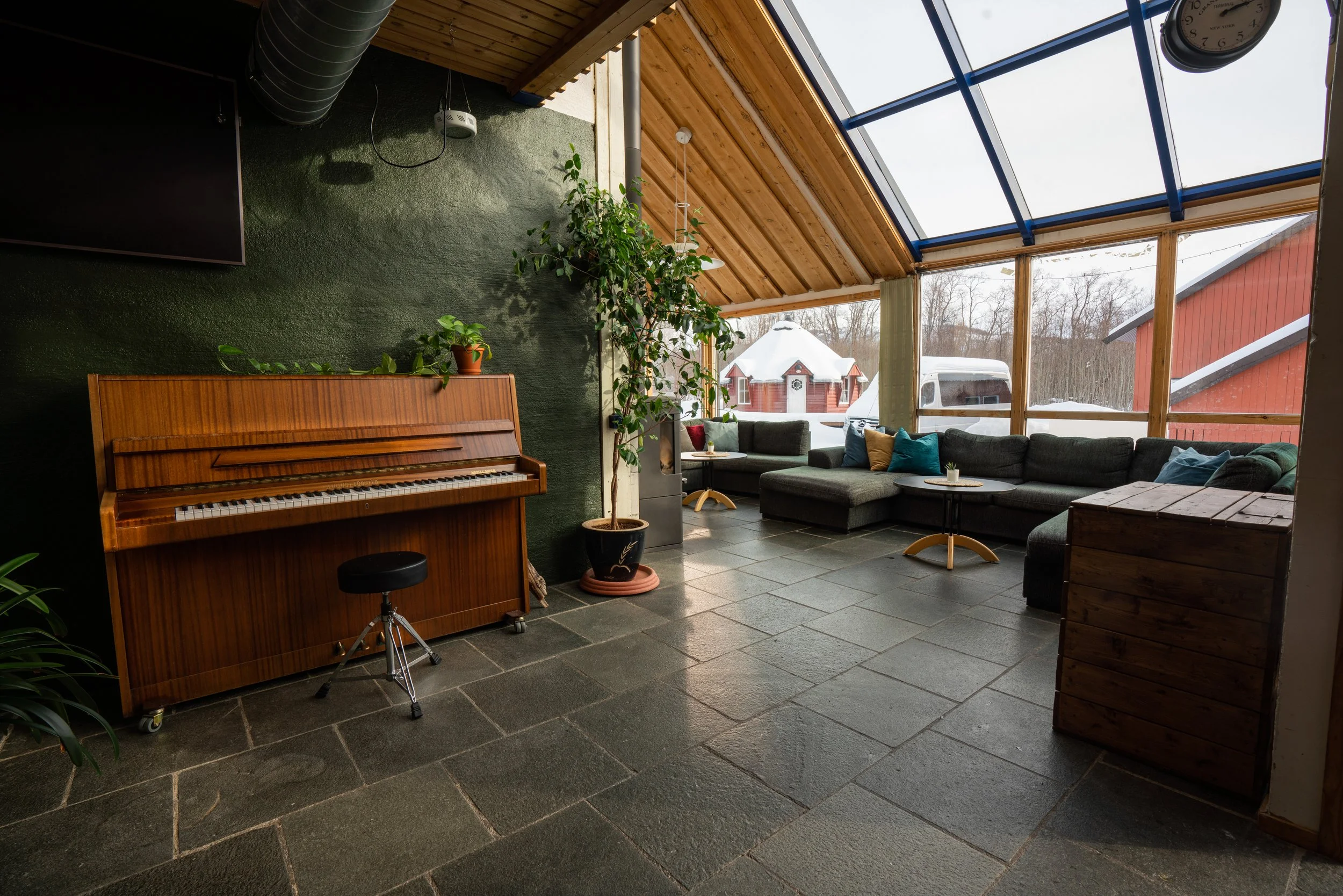 Peisestue med piano