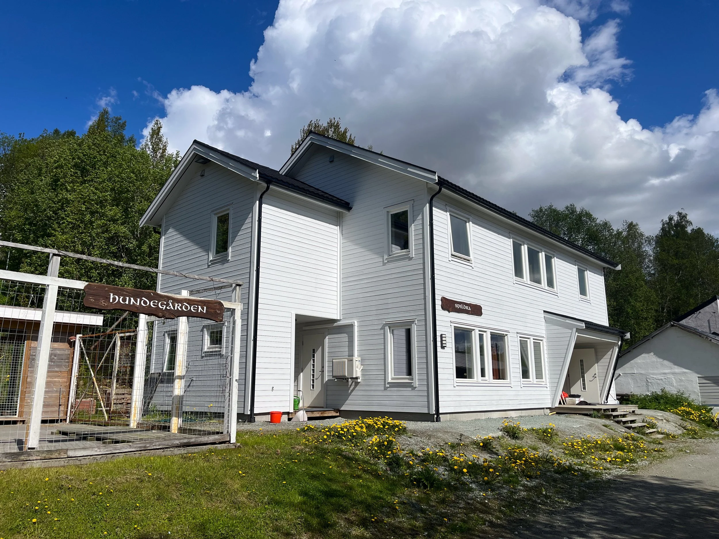 Stor hundegård, et rom til hundegårdsvakter og hundekjøkken