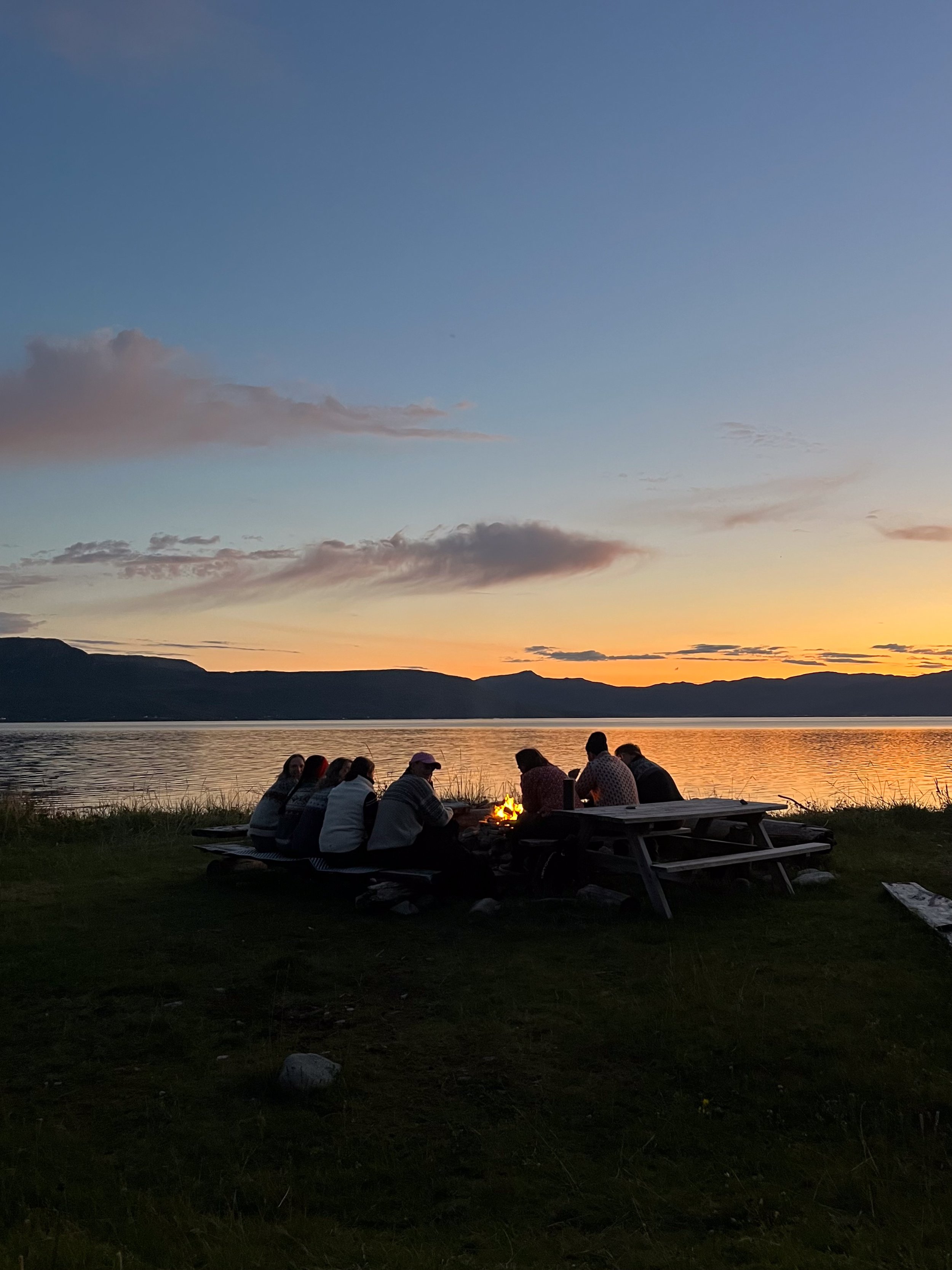 I fjæra har vi bålplass og muligheter for kano eller kayakk