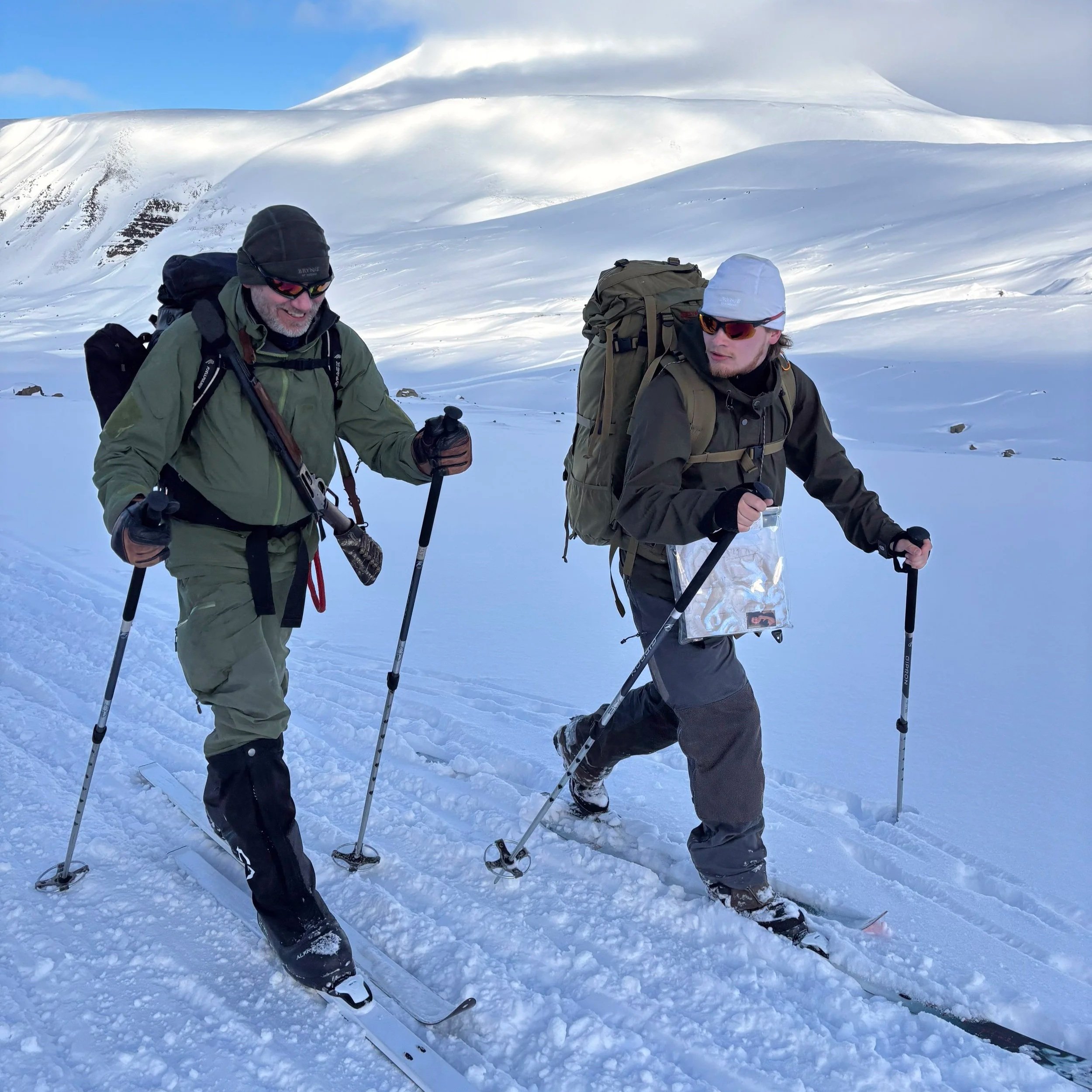To personer som går på ski