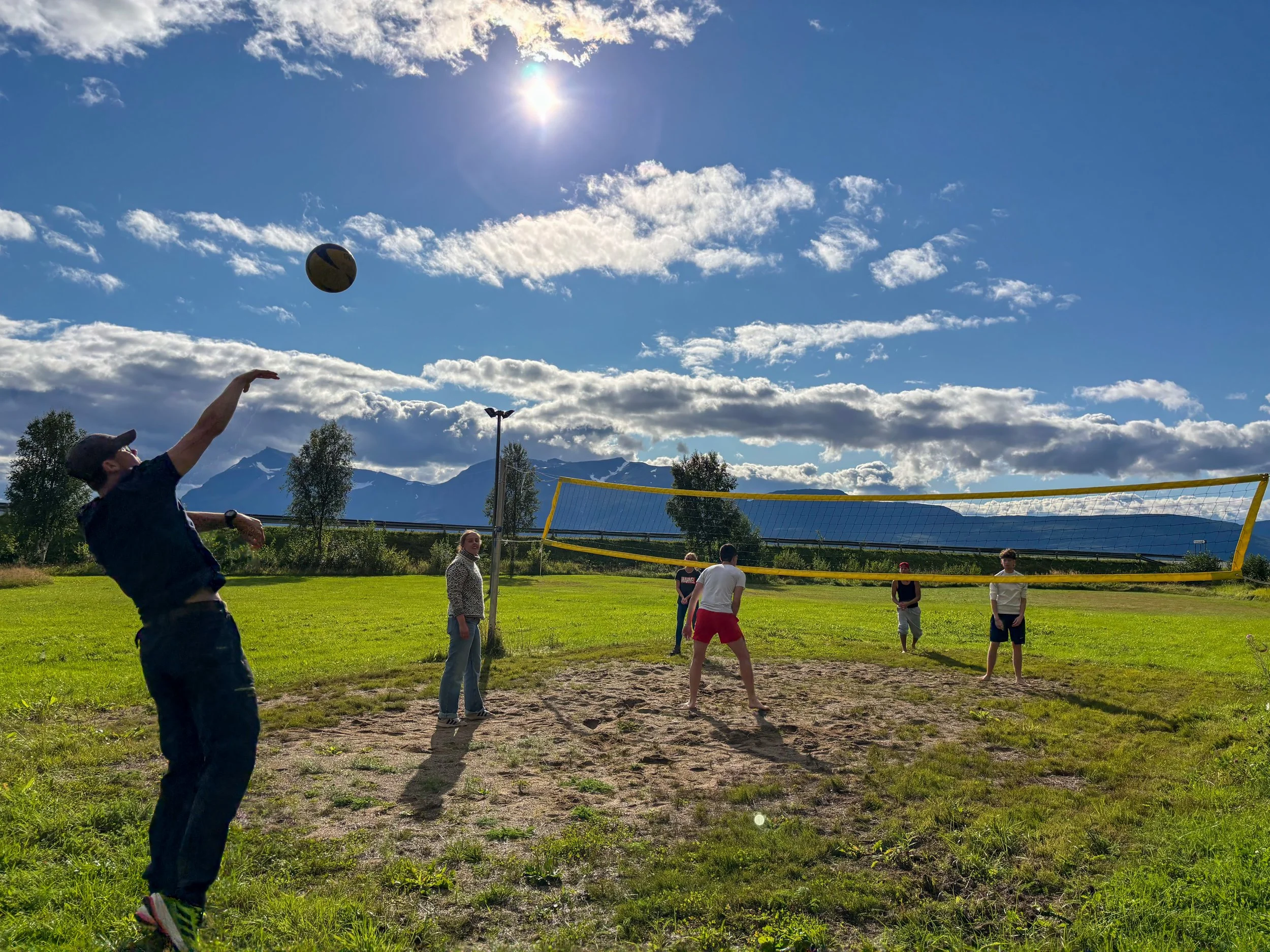 På sommeren spiller vi masse volley!