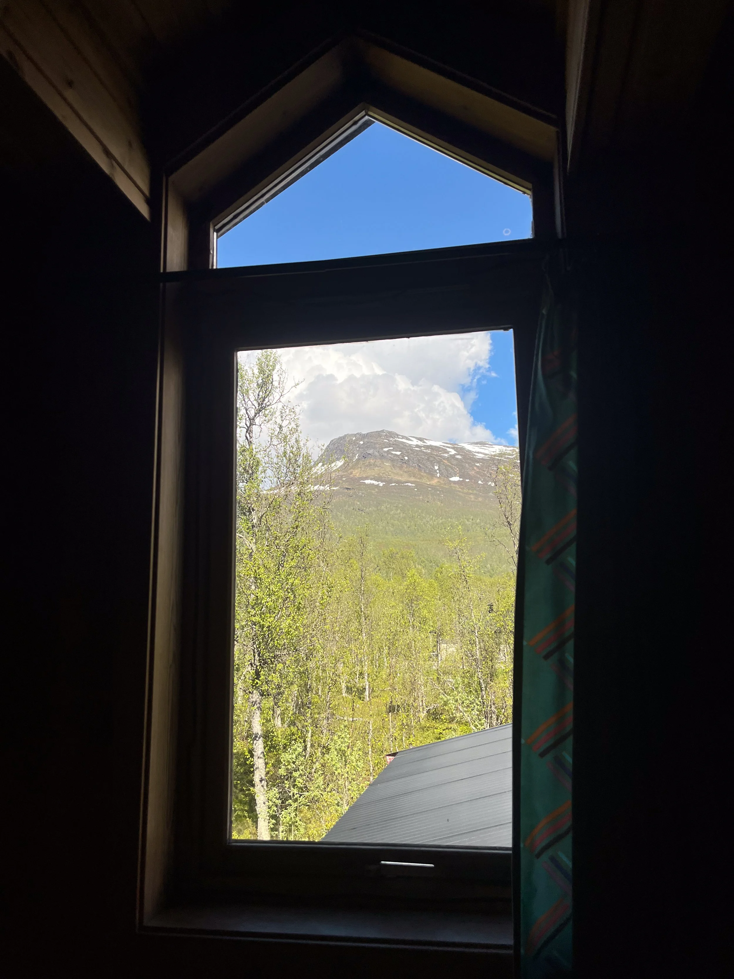 Utsikt til Skolten (fjellet) fra et soverom på Slettind