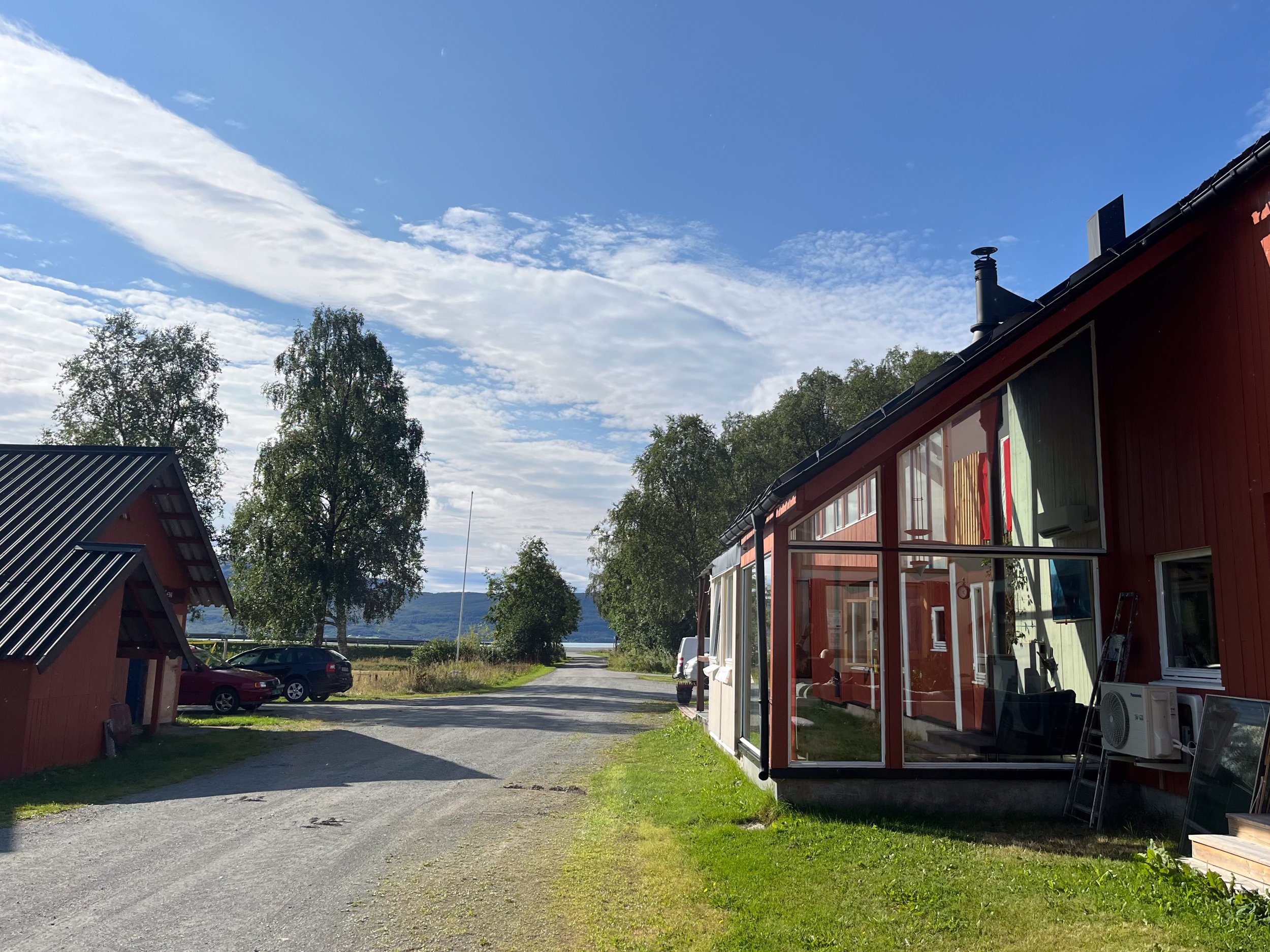Følg innkjørselen for å komme til fjæra