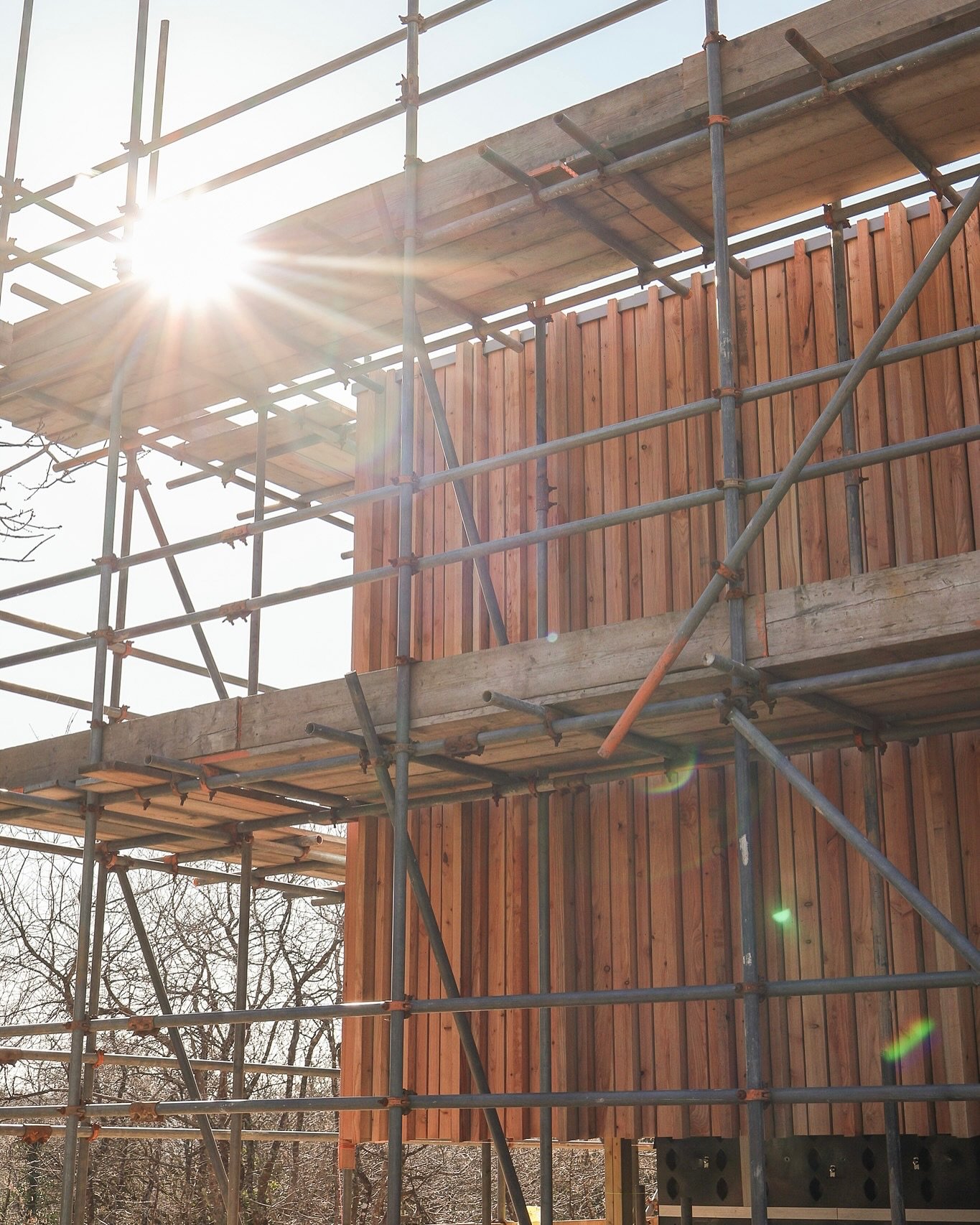 This week our team have been making excellent progress on our countryside project, fitting the cladding to the external extension. Utilising sawn European larch cladding and the @russwooduk secret Fin Fix system, each length is precisely cut with a s