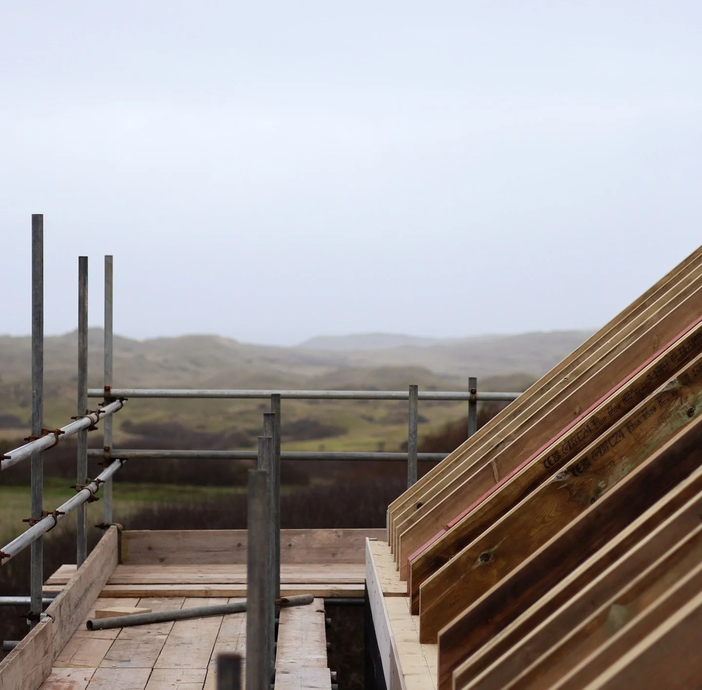 With the steel frame now in place, the space is really starting to take shape. Vaulted ceilings are being formed, opening up the interior and creating a stunning sense of height. Carefully placed @velux windows will bring in plenty of natural light, 