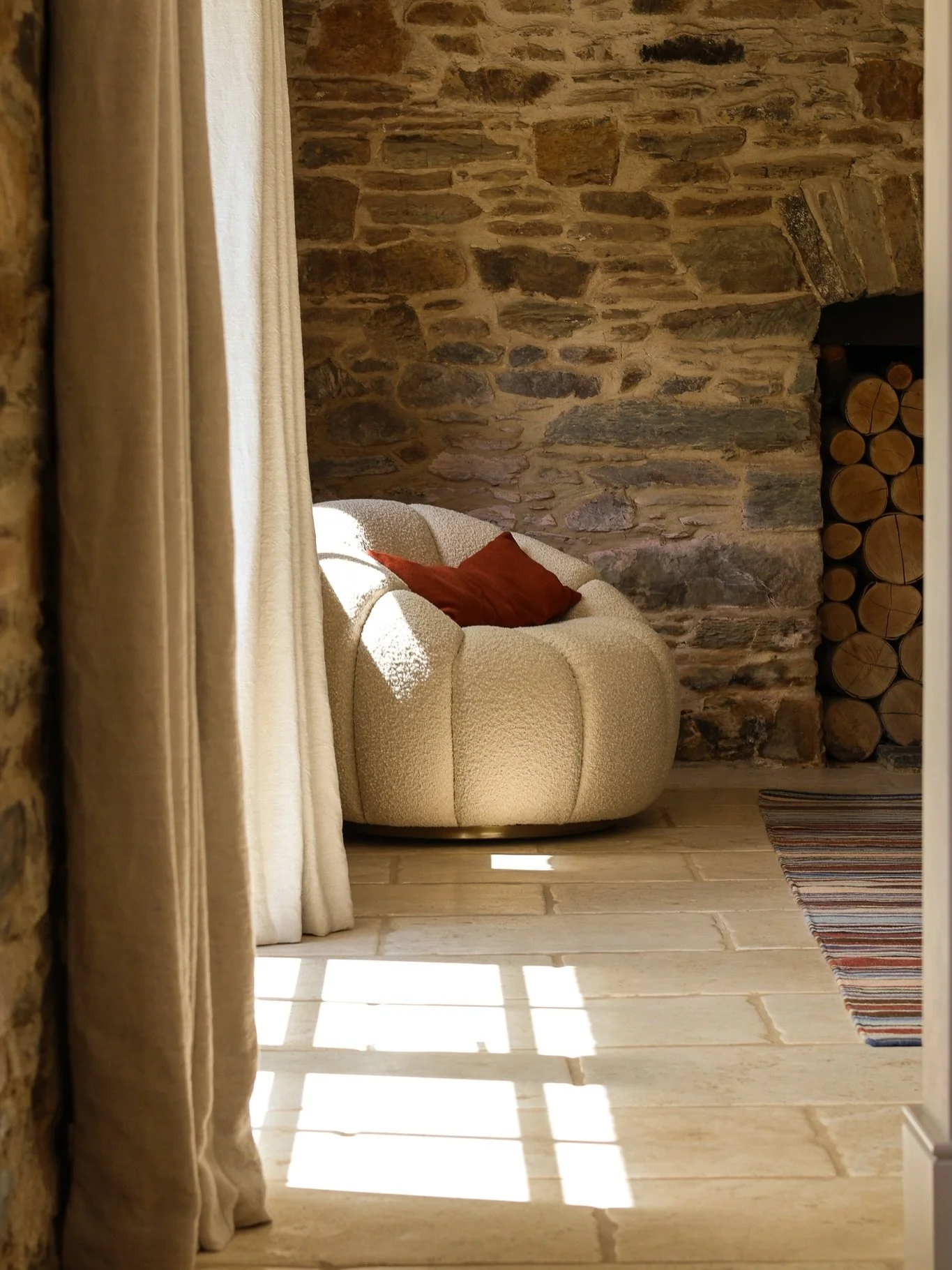 Back to this project, six years after finishing the extension and kitchen replacement, to complete the renovation of this project. 

This phase of works included lime-rendered walls, freshly skimmed ceilings, a bespoke floating oak staircase, and rou