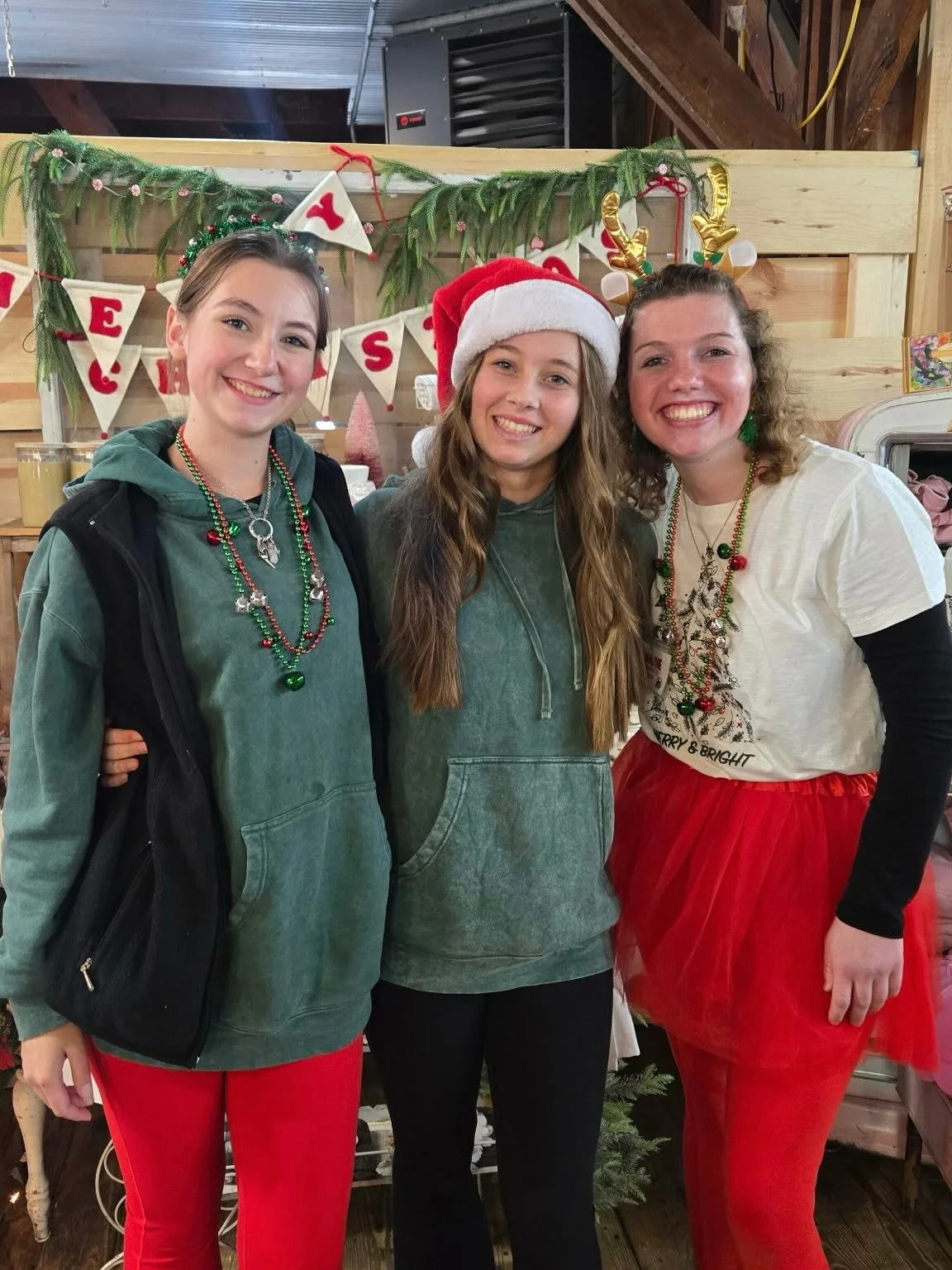 Santa&rsquo;s back this Saturday!! 🎅🏼 Only a few spots remain to see the big guy! ✨ Lots of photo ops, drinks to sip, food to eat and artisan goods to buy! 🎁 Live music Saturday 1-4pm! 🎵 

Snag the last few Santa spots on our website Dunnebackgir