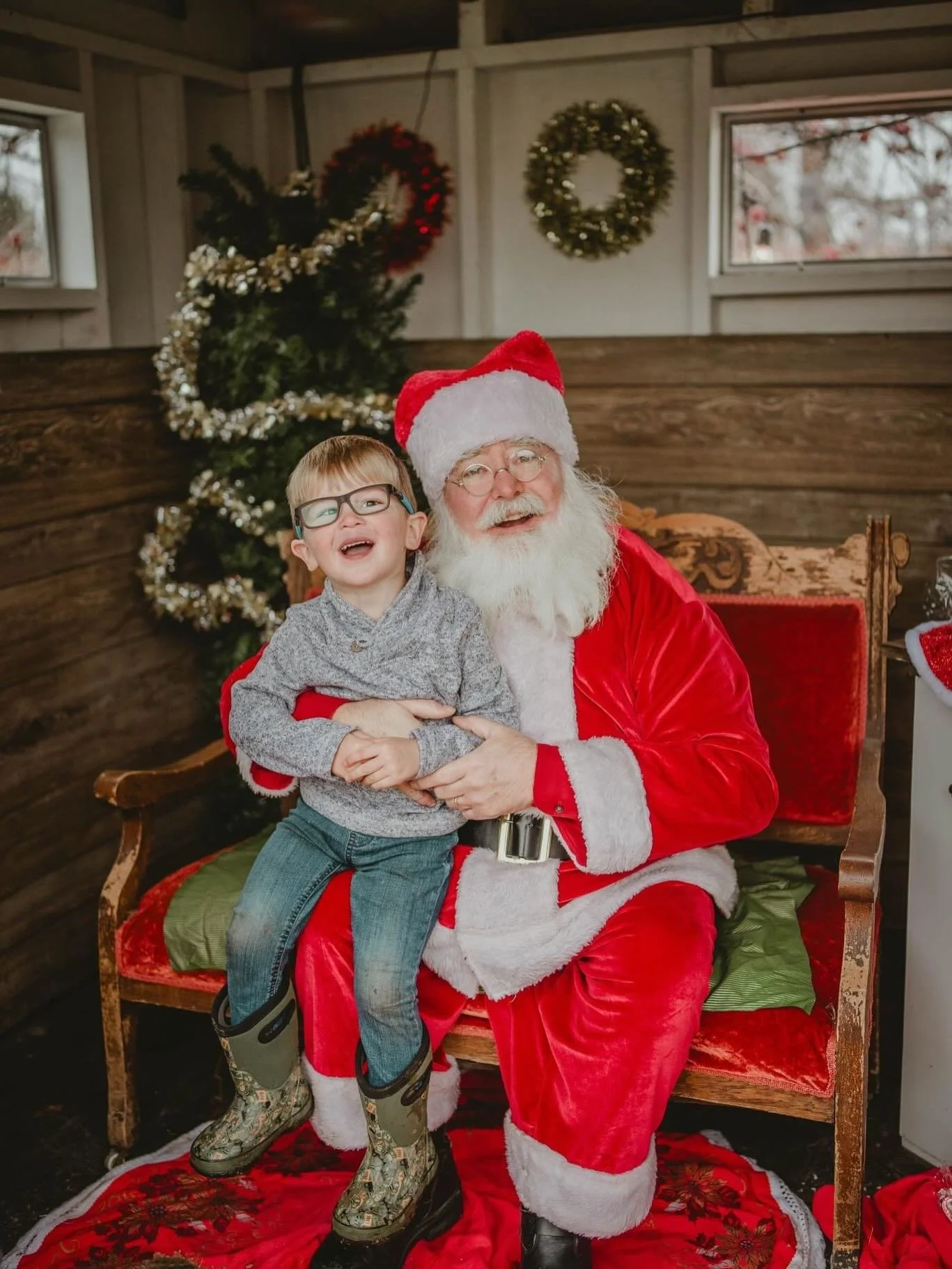 🎅🏼 2 days until we close for the year!! Santa will be here Saturday! There are a few openings left to experience some Christmas magic 🪄 at the farm! 

🎟️ Ticket Includes:
Meet &amp; Greet with Santa 🎅
Holiday photo opportunities 📸
Donut &amp; c
