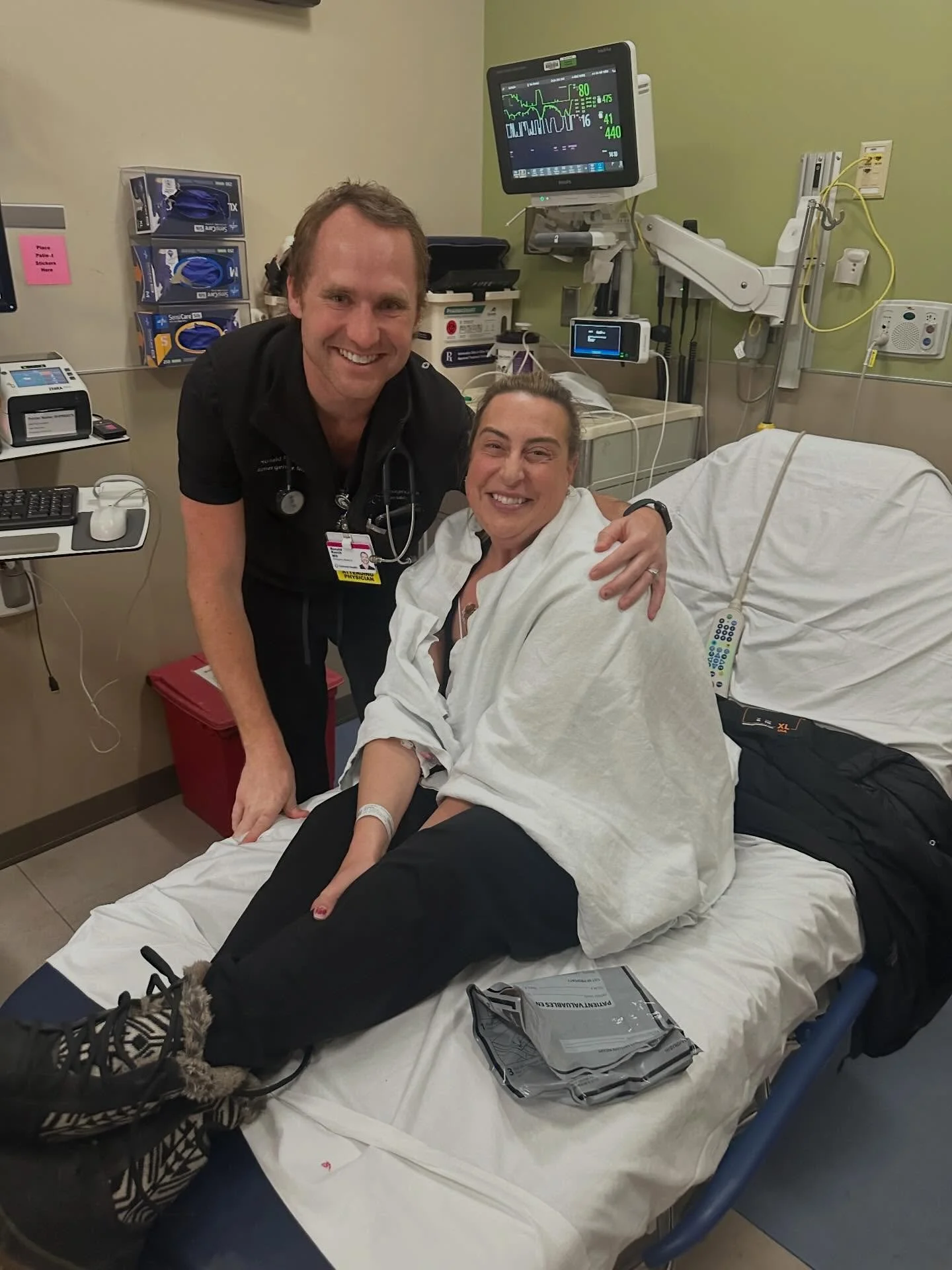 Hey friends! 🌻
I had a little health hiccup recently that took me out of commission for a bit, but I&rsquo;m doing well and easing back in 💪  Thankful for a friendly face in the hospital and the three best nurses I could ask for🩷
If you&rsquo;ve e