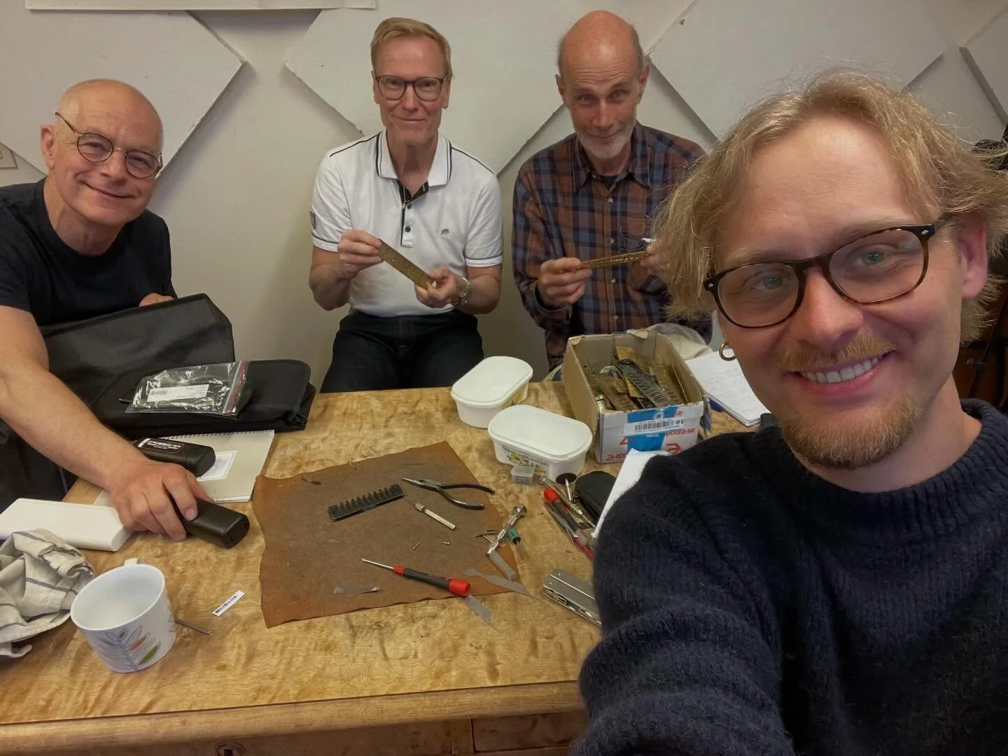 Liten gruppbild fr&aring;n g&aring;rdagens mekar-kurs. 🧐 Vill du ocks&aring; l&auml;ra dig sk&ouml;ta om och trimma dina egna munspel? Anm&auml;l dig till mitt nyhetsbrev s&aring; missar du inte n&auml;sta kurstillf&auml;lle!