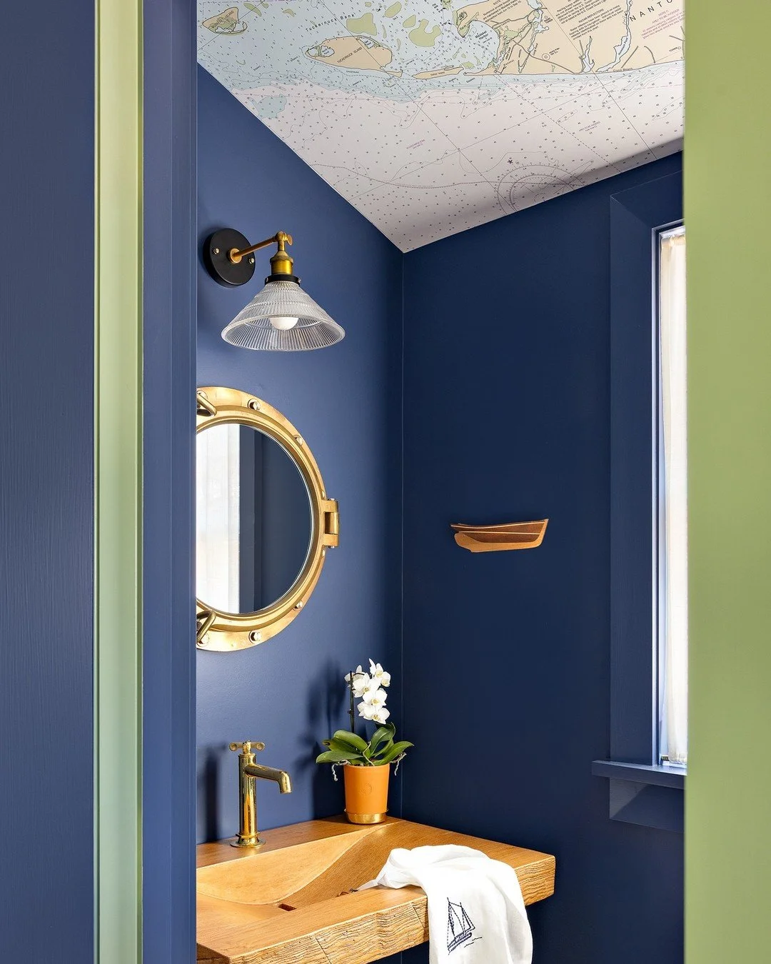 A guest bathroom in our Nantucket summerhouse project featuring a bespoke map wallpaper on the ceiling with a sea marker to mark the spot the house is on. Thanks to @nauticalchartwallpaper for bringing this idea to life!

 The beautiful wooden basin 