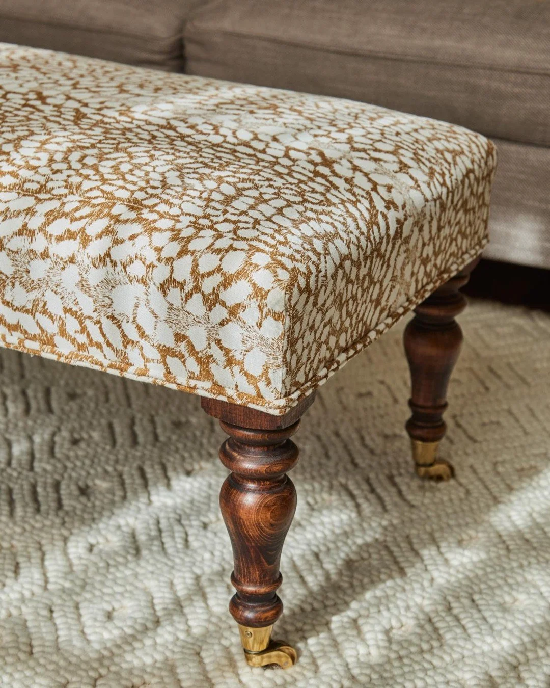 Bedroom details 💛

This top floor bedroom has a generous floorplan, so we were able to add in a comfortable seating area at the end of the bed - a real luxury! Swipe to see the full room.

Further details:
- The footstool is covered in @paolomoschin