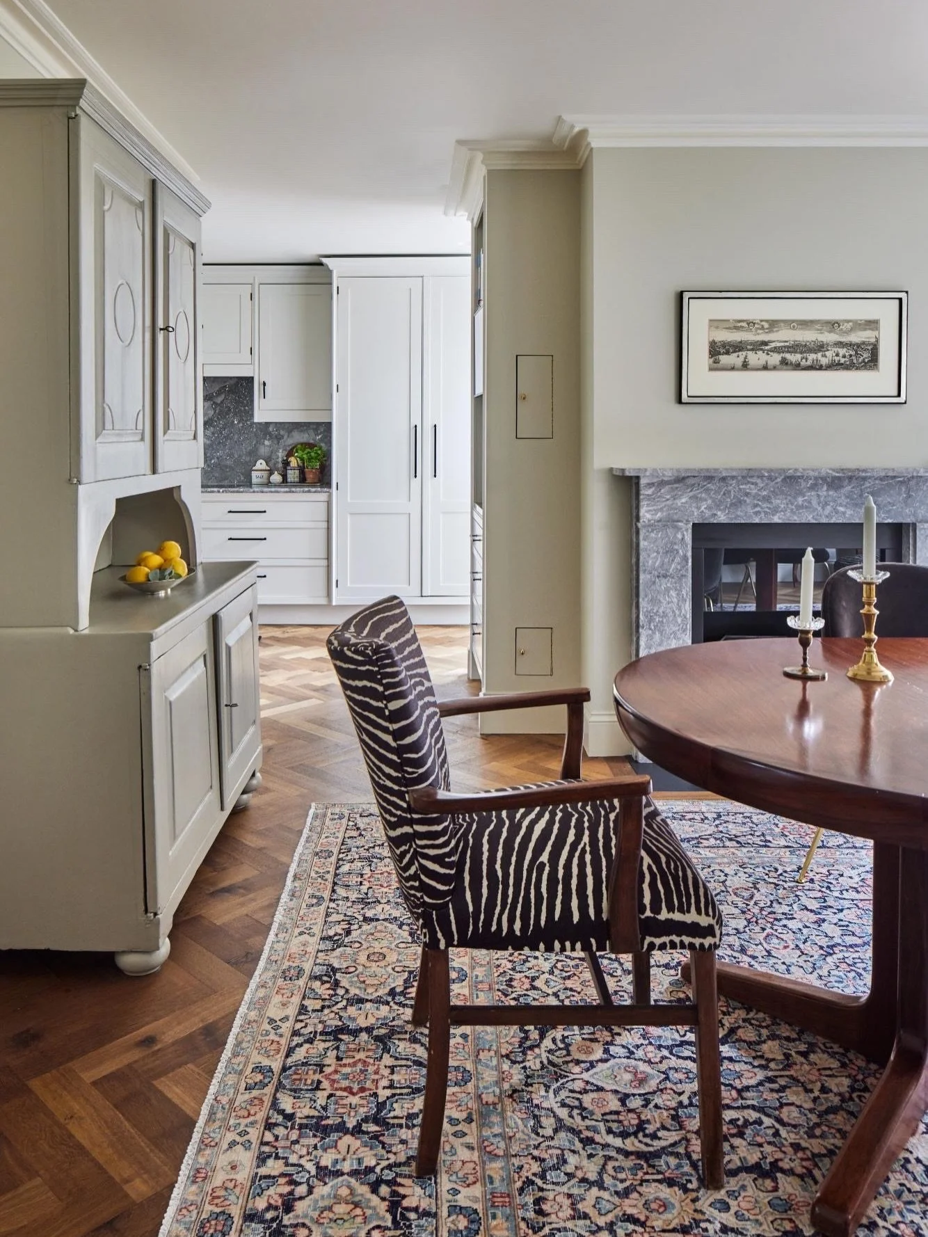 The dining room in our Chelsea Townhouse Project: An elegant but versatile space with a beautiful mid century extending table as the centrepiece and a stunning Persian rug from
@londonpersianrugcompany which we chose specifically for this space 💙 
⠀