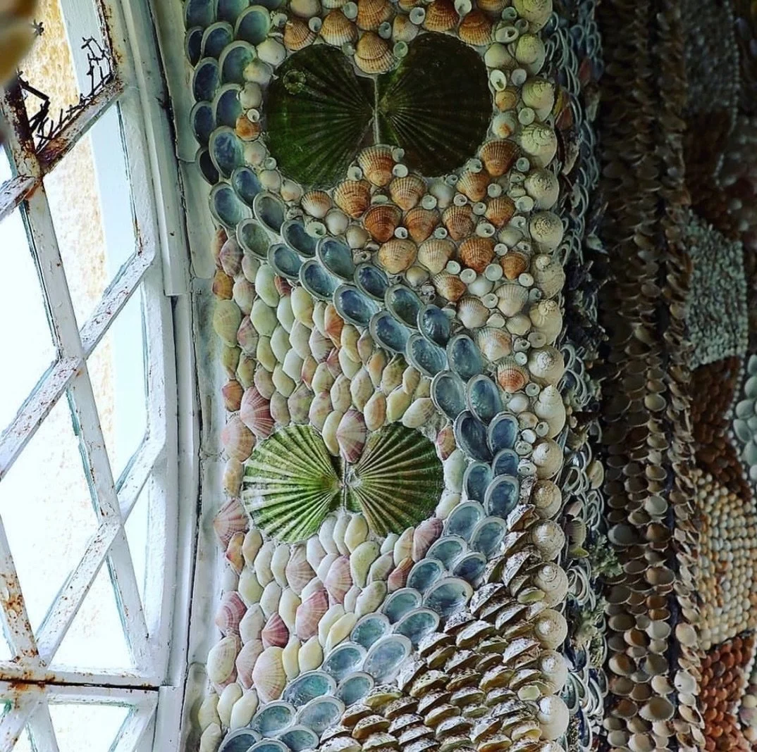 A moment for shells 🐚

There is something very special about seeing shells used within interior (or exterior!) design. There is a deep nostalgia in a shell - a tactile link to childhood summers spent at the beach.

Beyond the beach, shells have a st