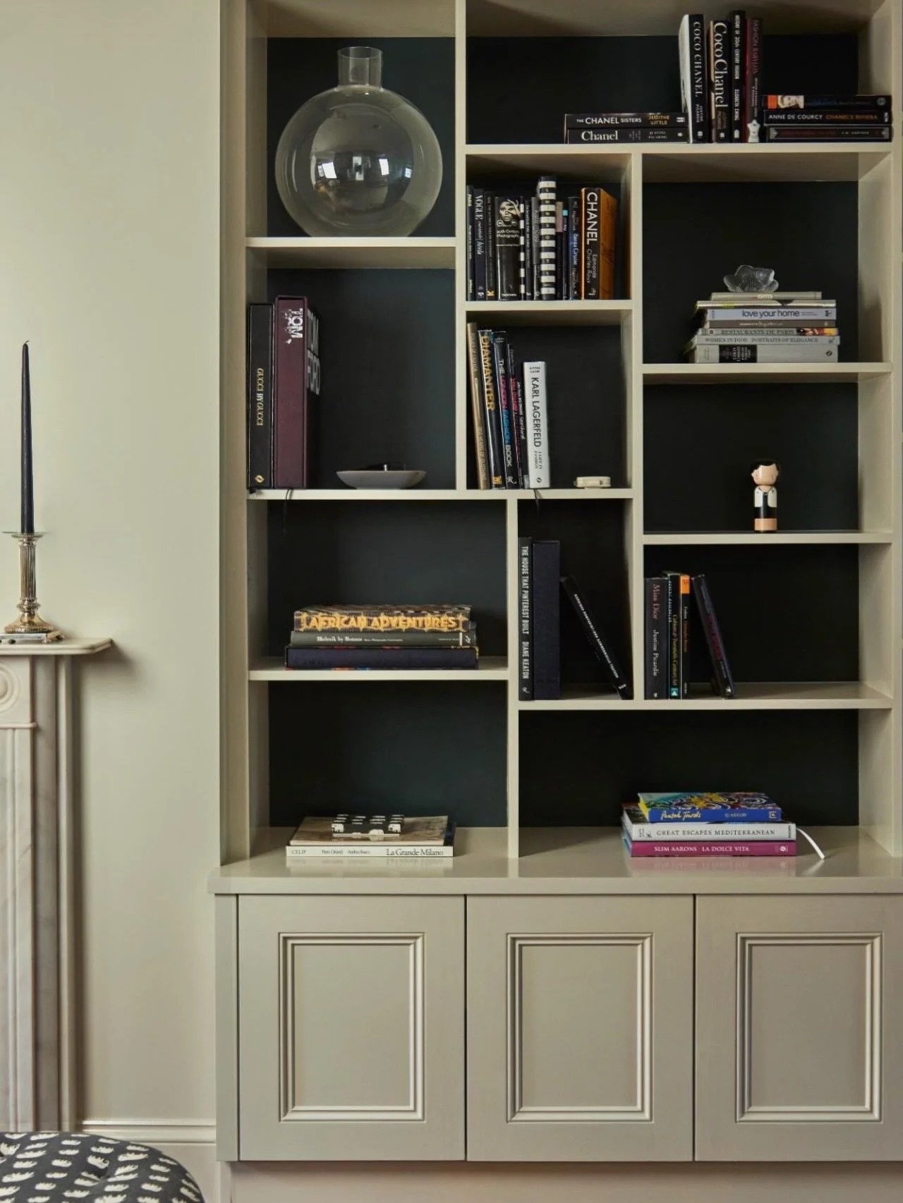 In the alcoves either side of the fireplace, we created bookcases which could display objects and books in perfect harmony. The layout adds interest and lets the collection shine in a way that a more traditional and linear layout might not.
⠀⠀⠀⠀⠀⠀⠀⠀⠀