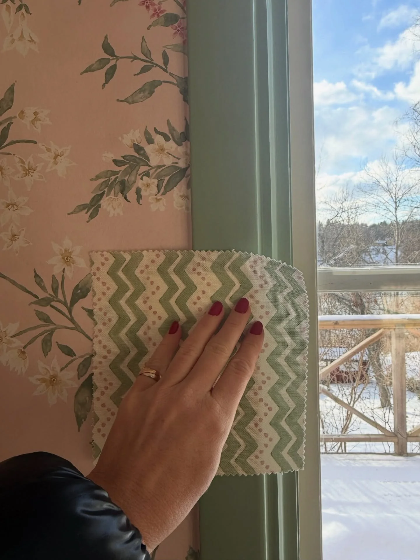 Updates from our Swedish summer house project! Adding the fun bits - amazing wallpaper from @fermoie and @ninacampbellltd with fabric from @gpjbaker @roseuniacke @heleneblanche 

Vintage Swedish lighting and the fabulous Rhubarb paint from @paintandp