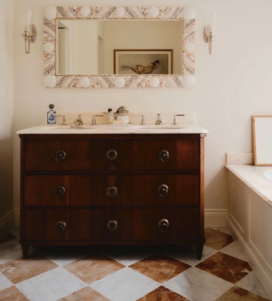Some recently saved vanity inspo! I love how well stone and wood work together in a bathroom, and repurposing antique commodes and chests is a great way to add some warmth and character into what can easily be a sterile and cold space.
⠀⠀⠀⠀⠀⠀⠀⠀⠀
1. @