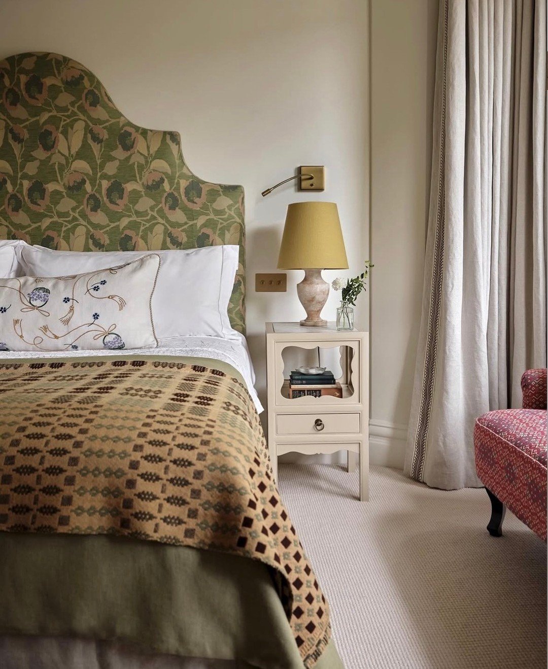 Recently saved: headboards 🤍

1. @pollyashman_design
2. @shone.sanders.studio
3. @ottadesign
4. @charlottesave
5. @alicecrawleyinteriors
6. @fermoie
7. @anboise_official
8. @isabellebaldwin

#headboard #upholsteredheadboard #headboardinspo #bedroomh