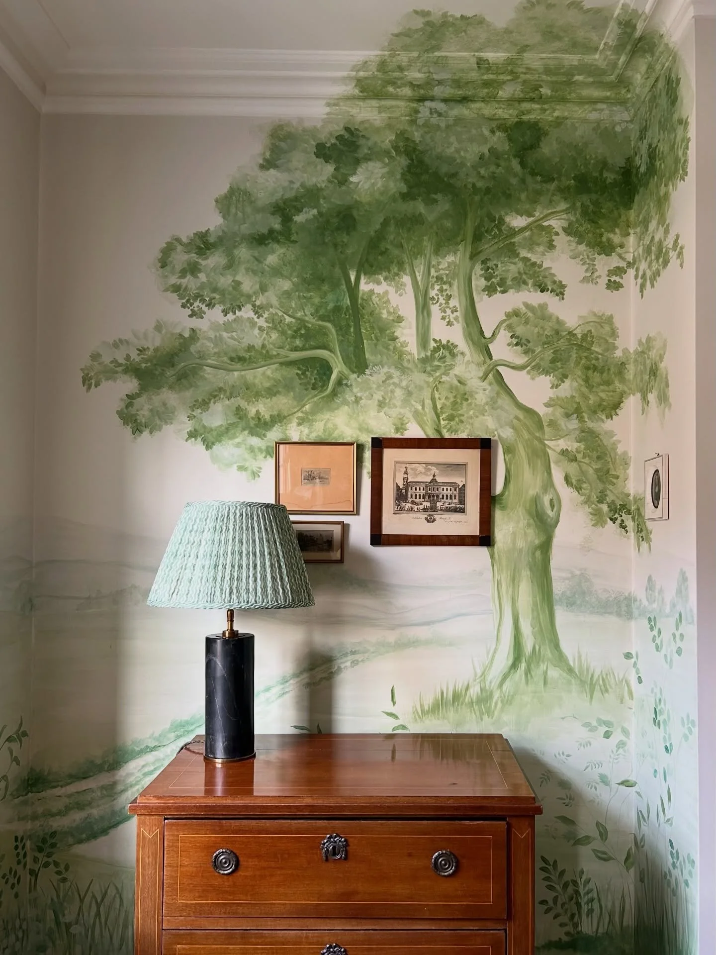 A hand painted mural wrapping around our Chelsea townhouse project bringing nature and tranquility to this space 🌱 We chose to only use shades of green to bring a sense of cohesiveness and calm to the mural. This sitting is already packed with bold 