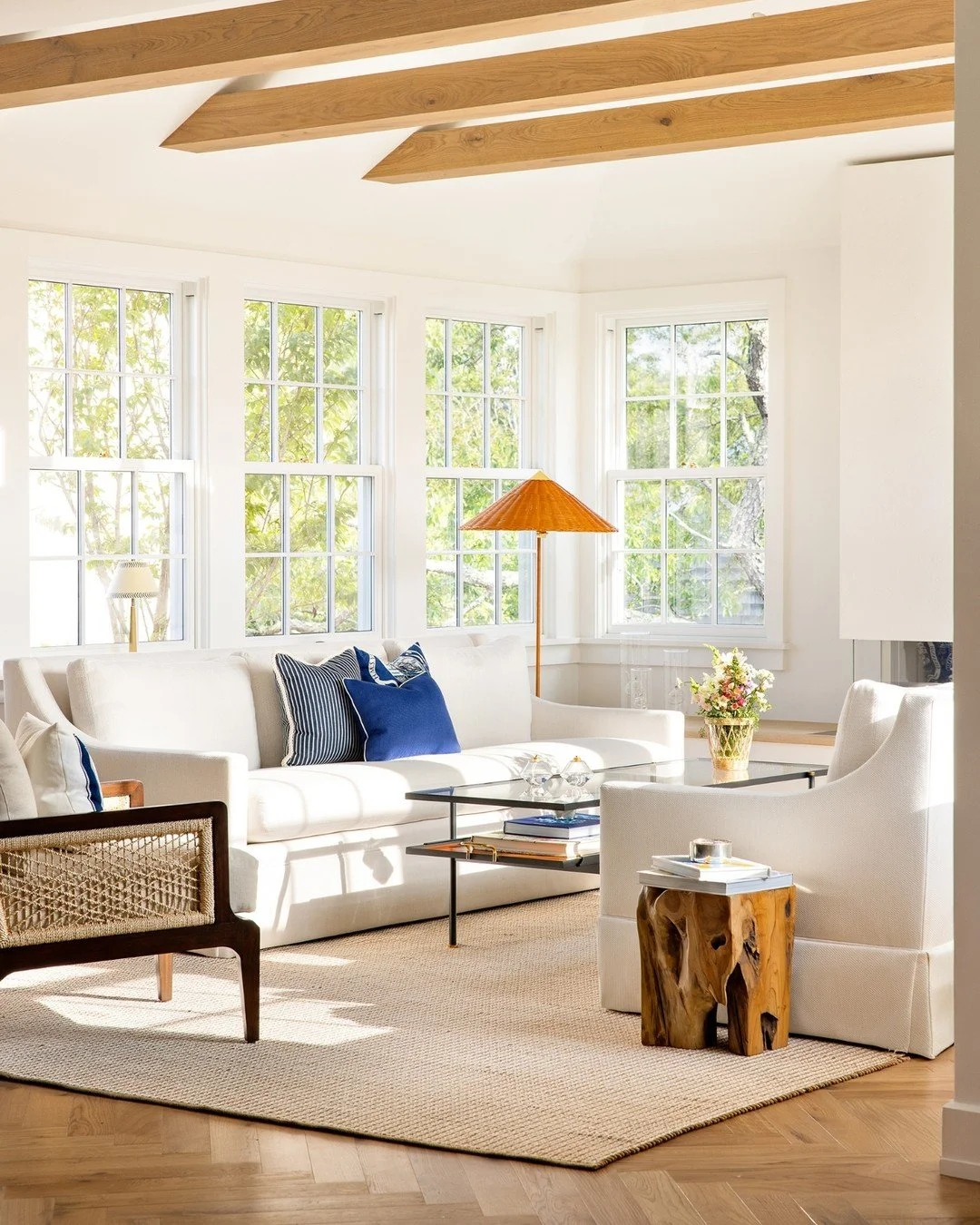 Swipe for the Swedish inspired window sill detail in our Nantucket Summer House project 🤍 It's always helpful to have a spot for a lamp or candle, especially in the winter months. In the bright summer months, the windows are usually flung open to le