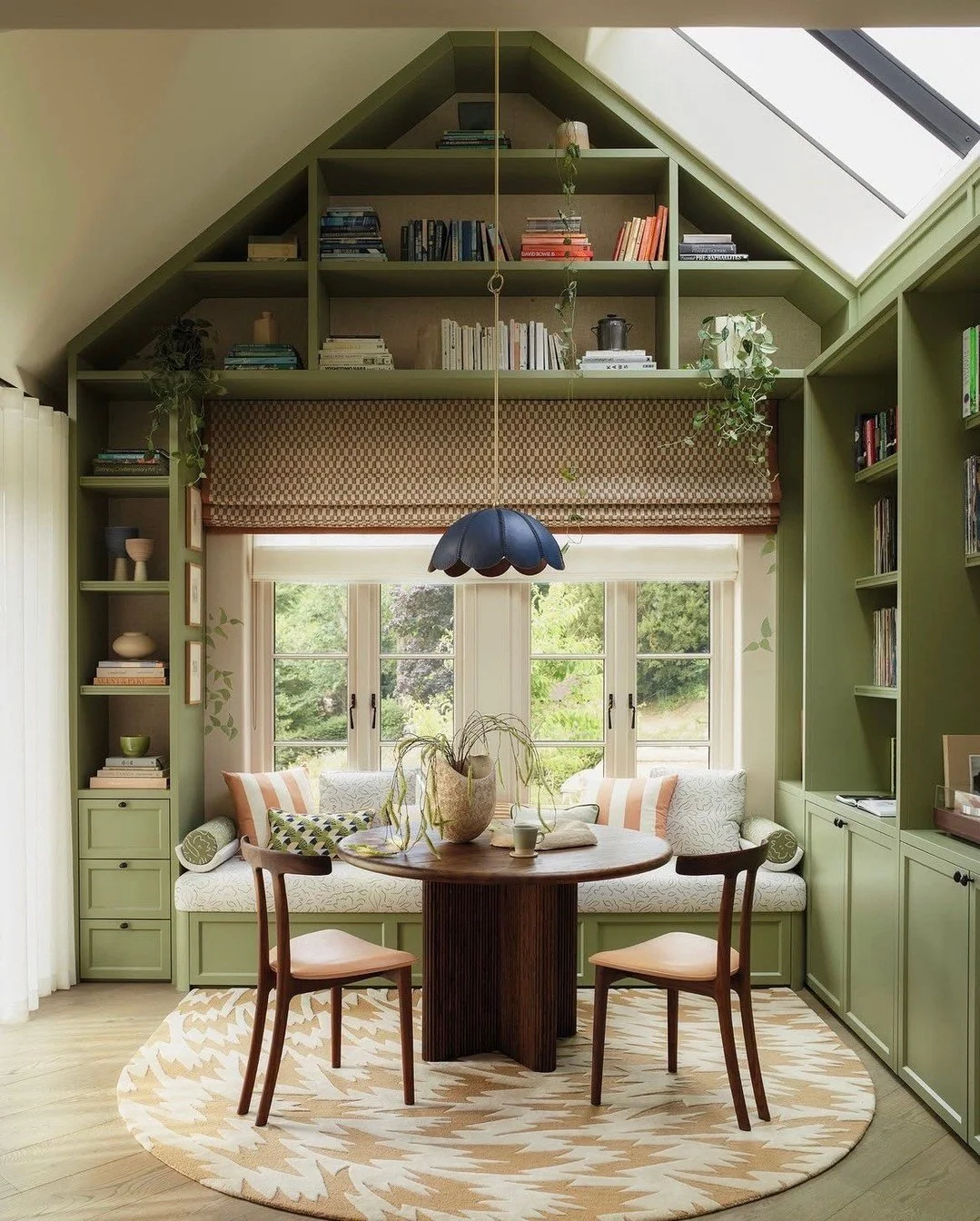 Recently saved 📥
1. Dining nook by @gunterandco Photo by @marywadsworth1
2. Breakfast nook by @howarkdesign
3. Sitting room by @lilydierkes
4. Landing by @kerripilchikdesignnphoto by @lucybamman

-

#interiorinspo #recentlysaved #breakfastnook #dini