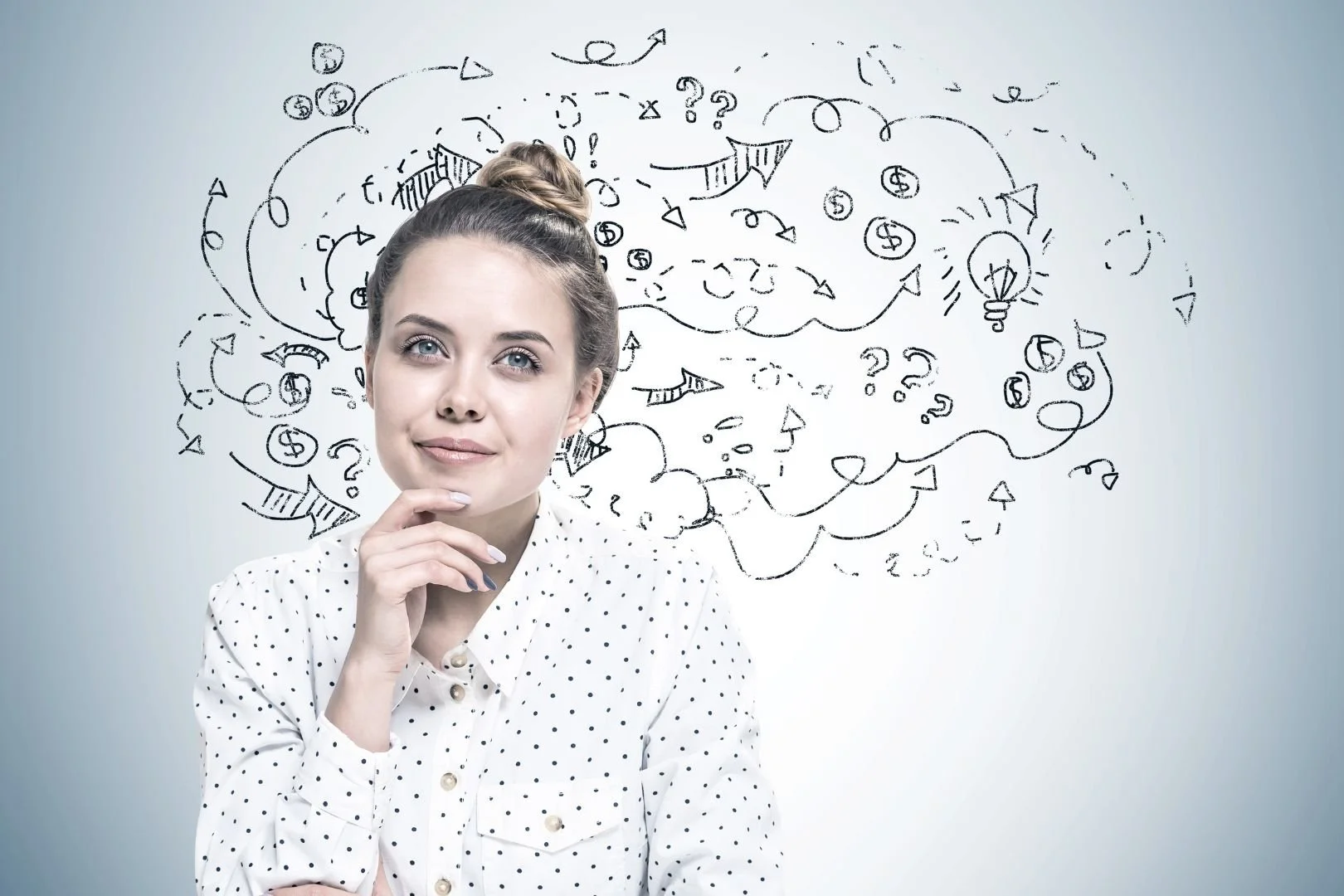Une femme pense avec un arrière-plan de dessins de schémas et d'idées, représentés par des flèches, des bulles, des symboles et des illustrations variées.
