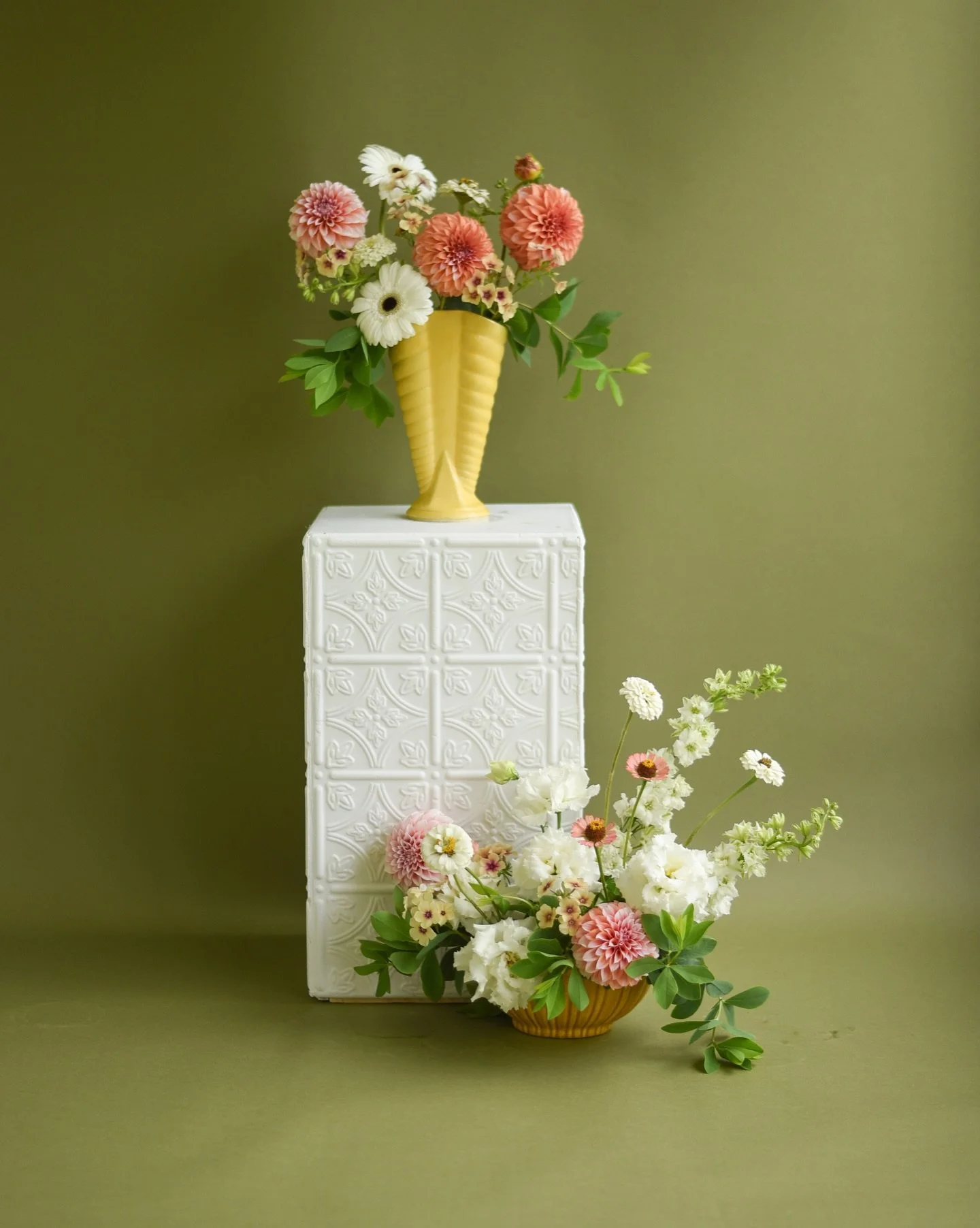 This may be my favorite late summer color palette.

white / yellow / coral / soft green / peach

With each flower holding the perfect amount of texture.

Details// Vintage pottery featuring lisianthus, zinnias, larkspur, butterfly ranunculus, dahlias