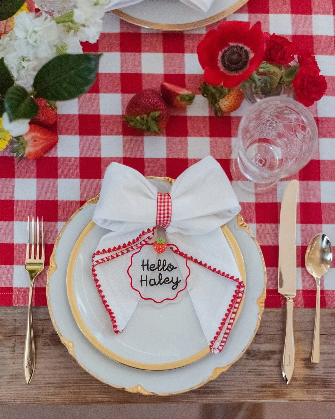 A Hello Kitty Strawberry Picnic Bridal Shower

A fun and creative collab to celebrate a few of Haley&rsquo;s favorite things

desserts &amp; theme @bycenza / venue @theelliotcle / rentals, florals &amp; tablescape design @stapleandlayer / cookies @th
