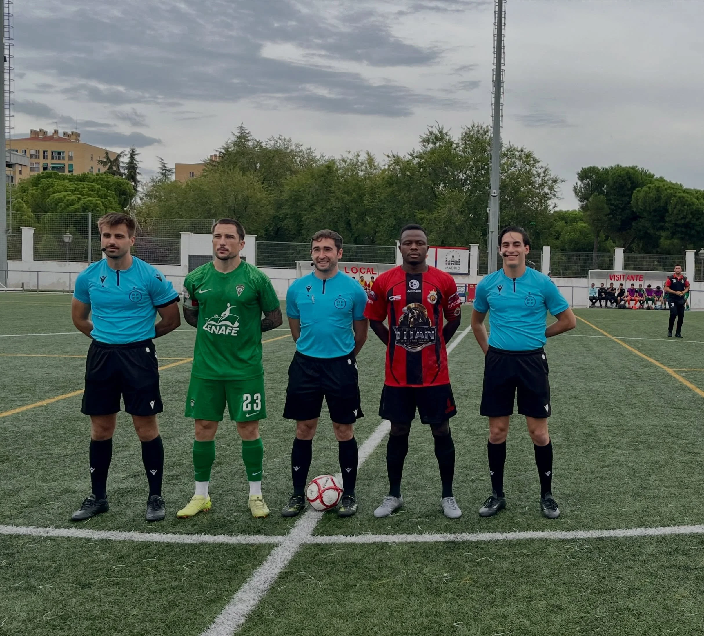 🇪🇸 📸 Im&aacute;genes del partido de ayer ante el Villaverde

🇬🇧 📸 Images from yesterday&rsquo;s match against Villaverde

#VamosApaches ❤️🖤 #VamosRacing

@steve_nijjar_official @morris.pagniello @crssportswear @amansidhu.81 @tigse88

#futbolma
