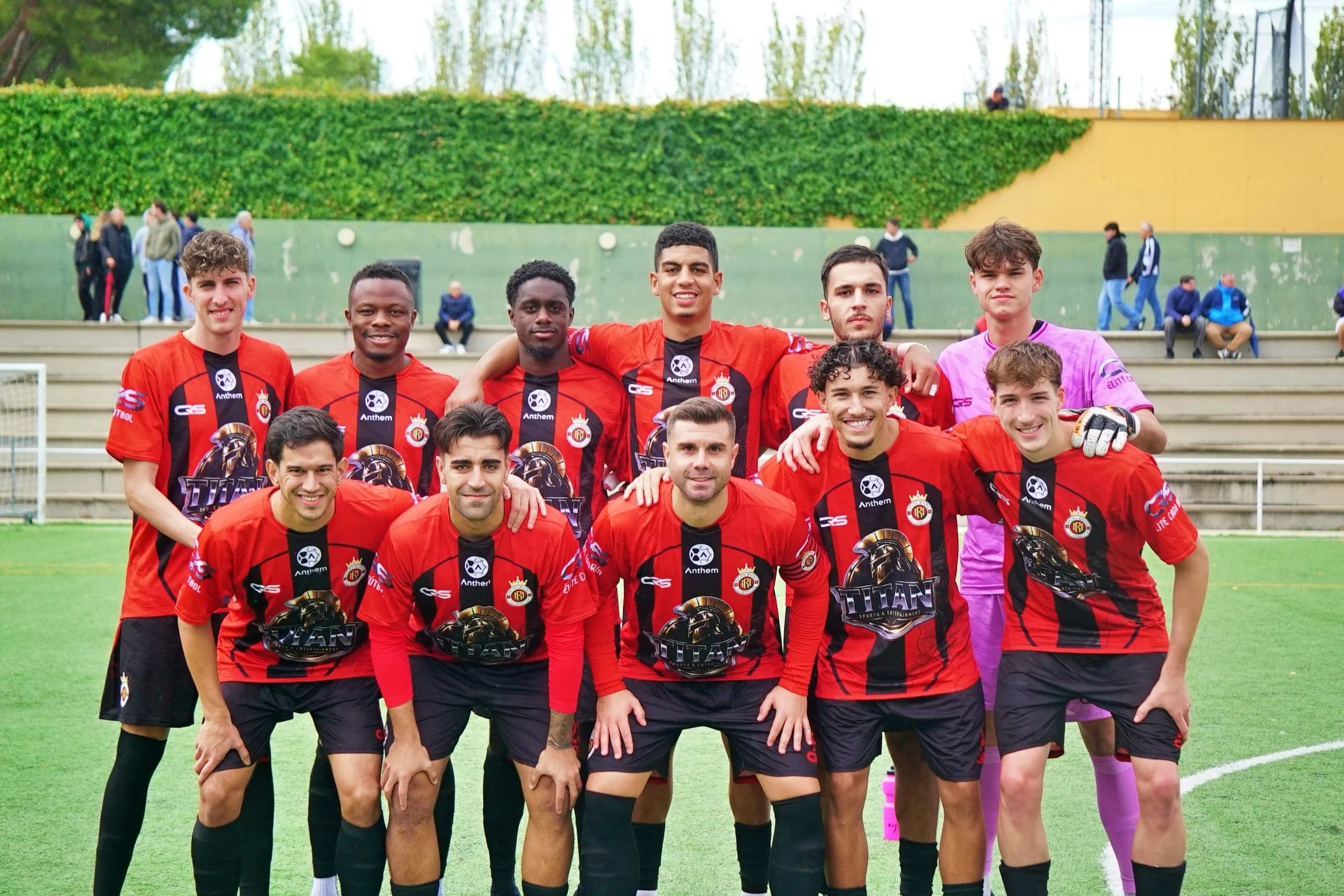 🇪🇸 📸 Im&aacute;genes del partido de ayer ante el Aluche

🇬🇧 📸 Images from yesterday&rsquo;s match against Aluche

#VamosApaches ❤️🖤 #VamosRacing

@steve_nijjar_official @morris.pagniello @crssportswear @amansidhu.81 @tigse88

#futbolmadrile&nt