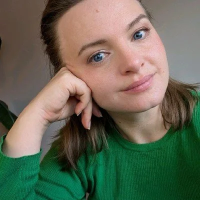 Christine Muntean jobber som designer, illustratør og utvikler. Hun er styreleder for foreningen PMDD Norge som jobber for å spre kunnskap om lidelsen som påvirker omkring  3–5 % av kvinner og personer med menstruasjon, i Norge.