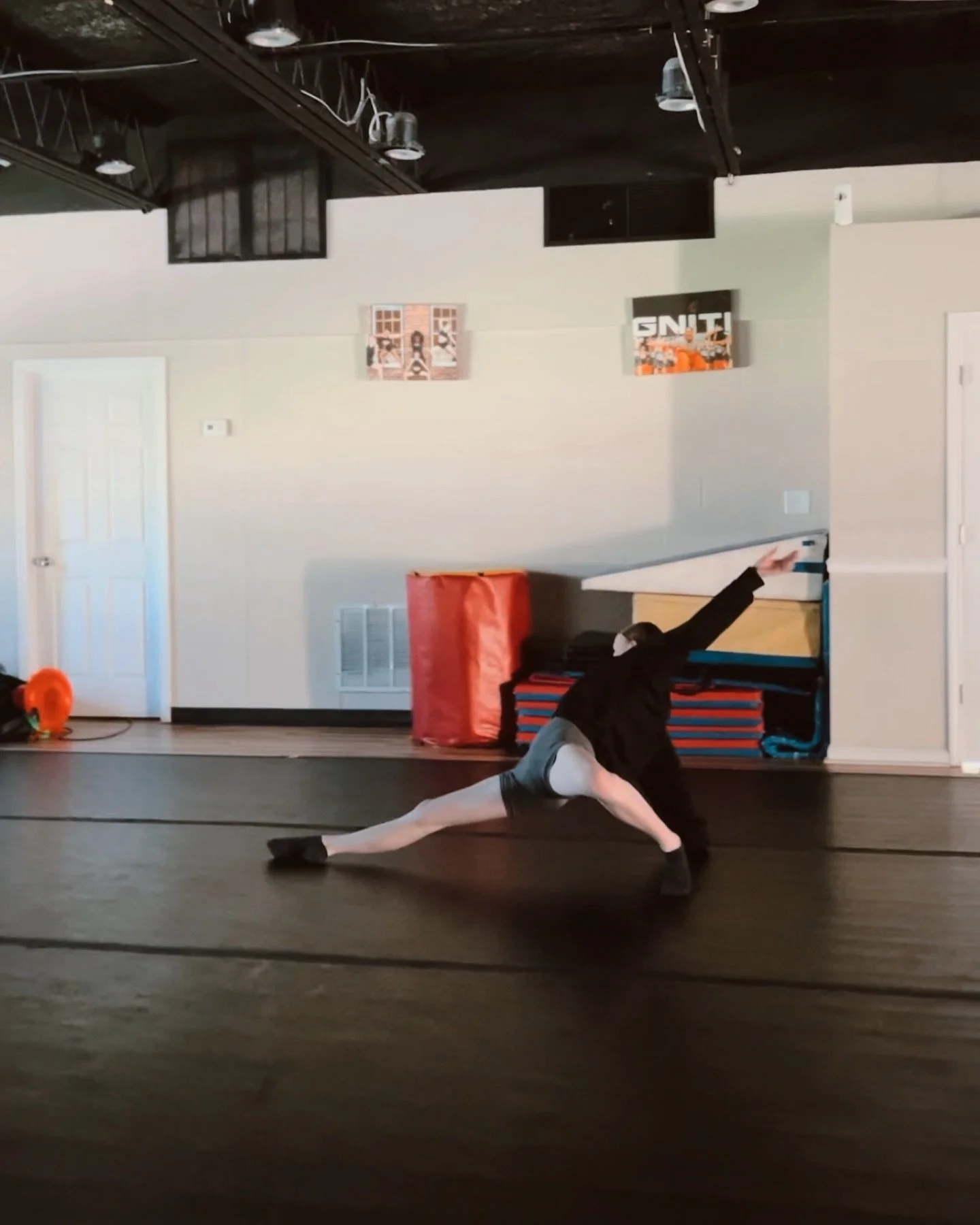 Sliding into a new week —
Lots on the horizon for Audience of One🌅
STAY TUNED ! 
@alyssaxdances in class with @lilaknull.dance 
__ 
🔗 get connected with Ao1 through the link in our bio
📧 dm/email lila.cknulldance@gmail.com for more info 
?