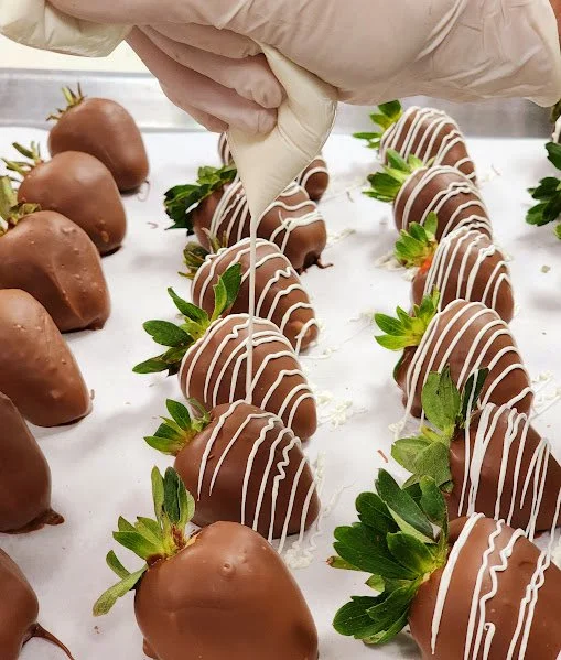 Milk Chocolate Covered Strawberries with White Chocolate Drizzle (Pack #4)