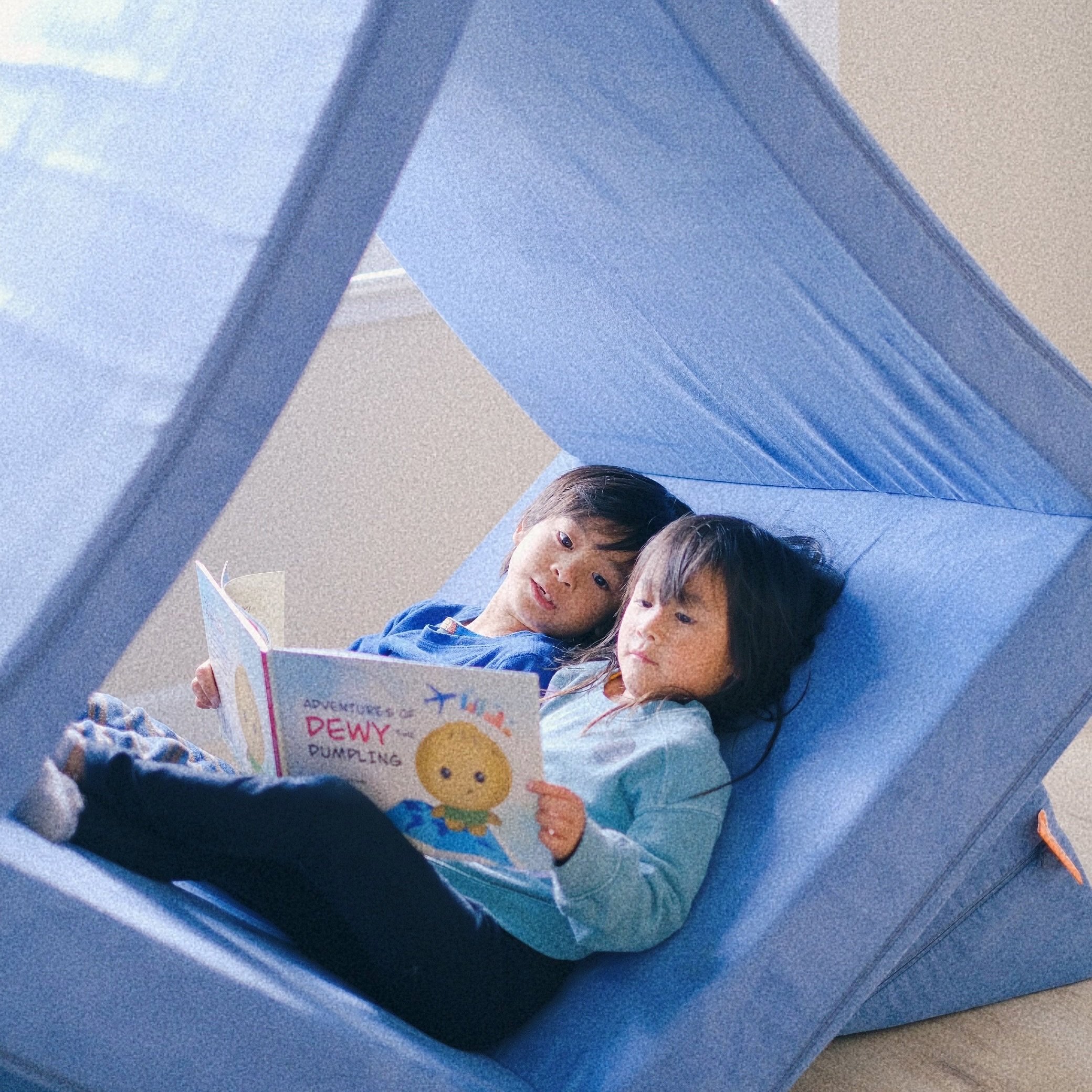 Happy Friday Dumplings 🫶🏻
.
.
.
.
.
.
.
.
#dewy #dewythedumpling #dewydumplings #childrensbook #storytime #bedtimestory #children #buildingeducation #school #library #elementary #preschool #education #diversity #StoryTime #KidsReading #magicinbooks