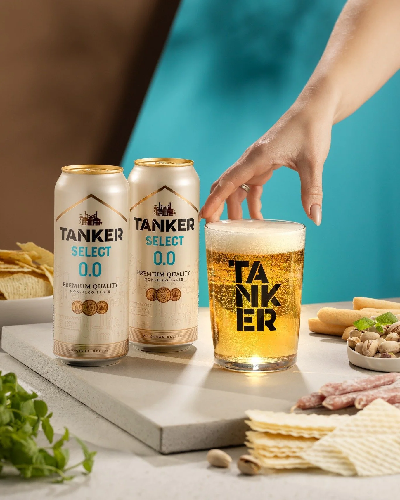You know what they say about Friday? TGIF! Enjoy those beautiful beer shots straight from the studio! Content production for @tankerbrewery