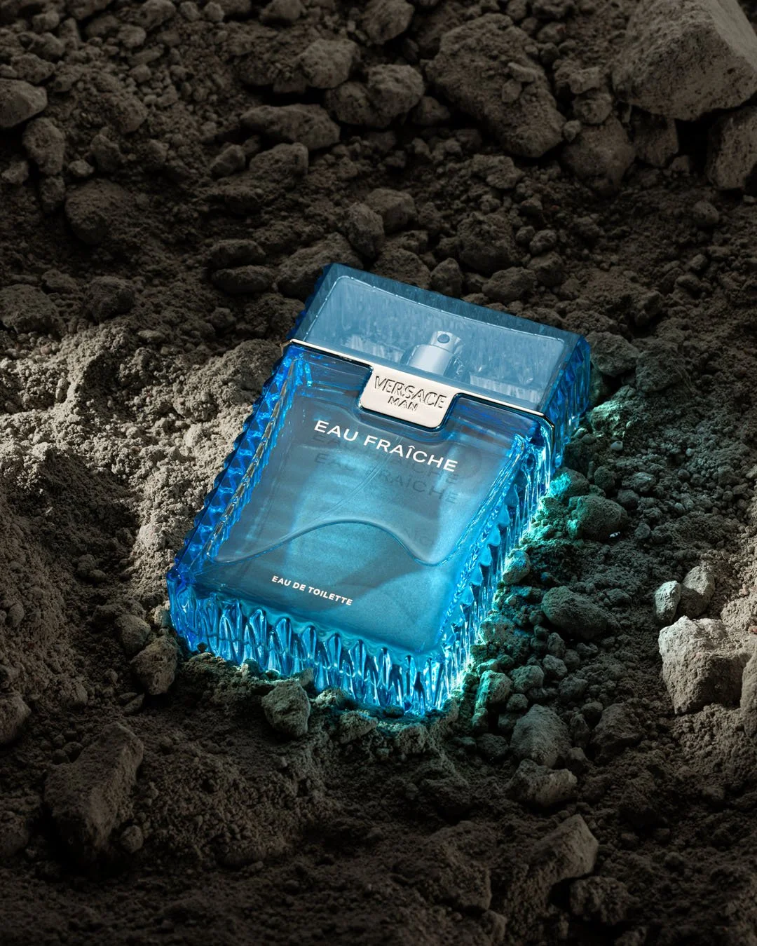 My vision for this Versace fragrance was to convey pure masculinity and strength. To achieve this, I placed the product on a rugged stone surface and used dramatic, high-contrast lighting to carve out its bold character.

In luxury product photograph