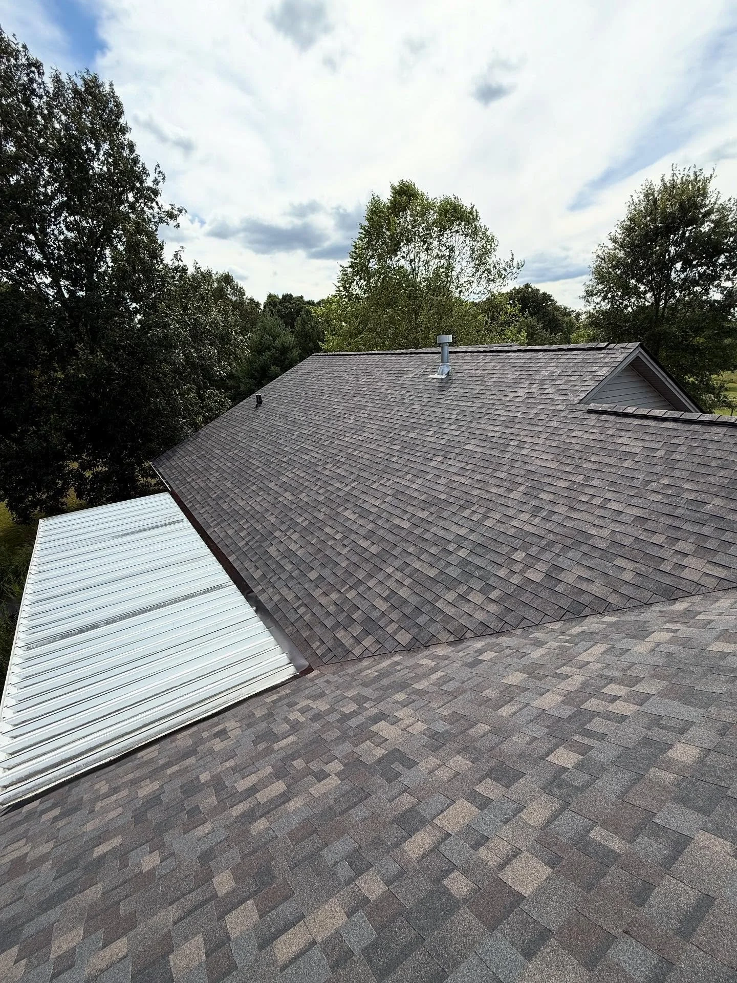 Don&rsquo;t let a leaking or old roof get you down in the dumps! Let Revamp Contracting help make that worry go away. We understand a bad roof can be a stressful time, that&rsquo;s why we take over the whole process whether it&rsquo;s dealing with in