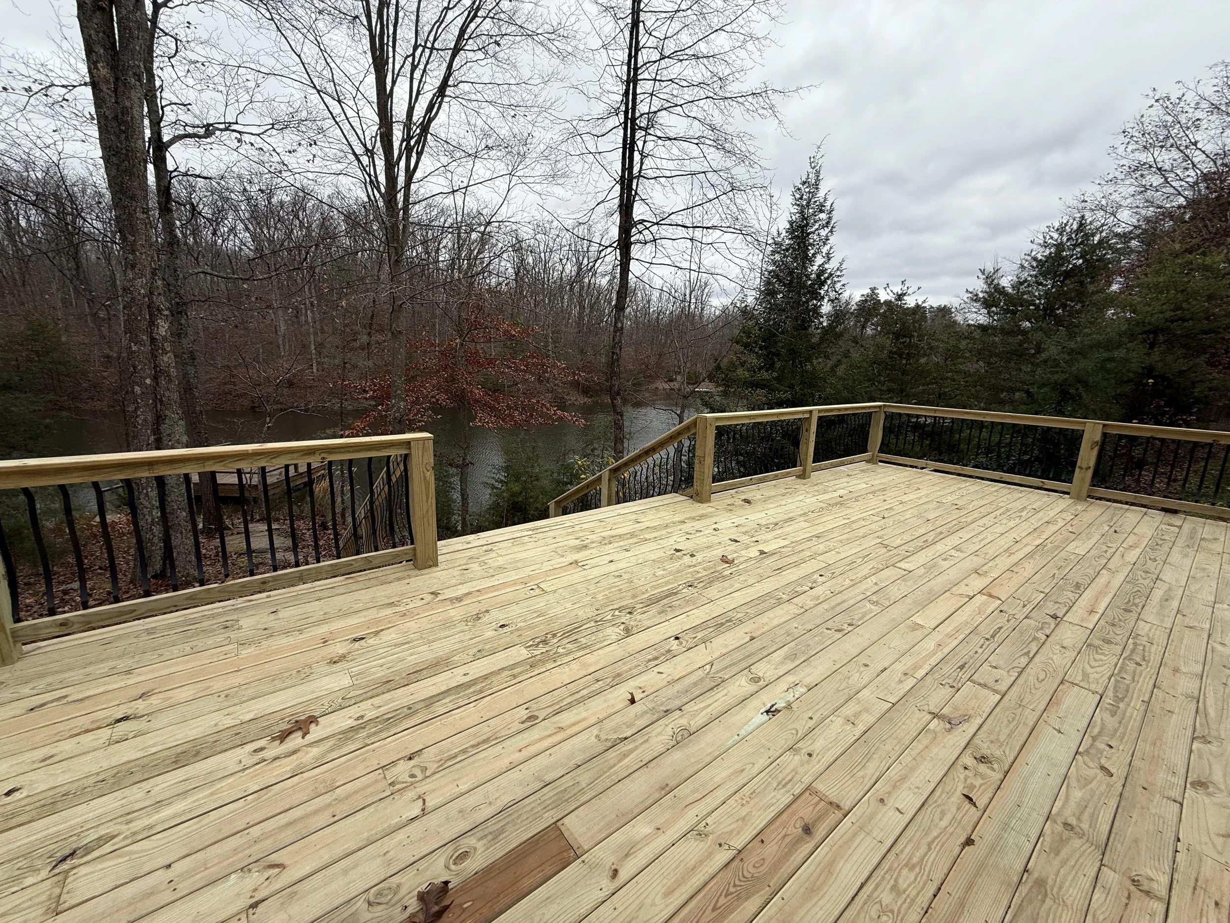 16x40 deck in Scottsburg built in the autumn months.