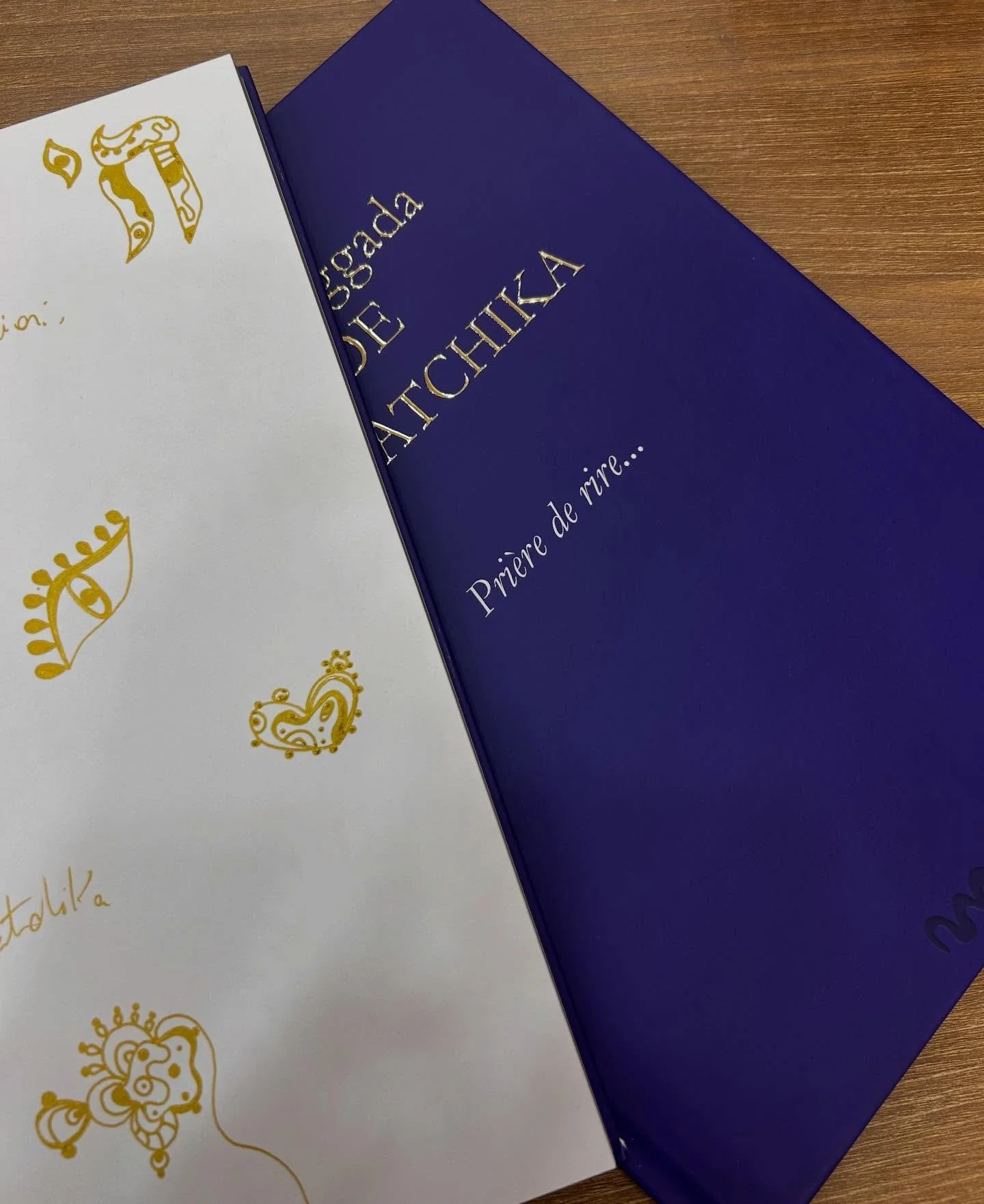 Beaucoup de travail. Tr&egrave;s peu de sommeil.
Merci d&rsquo;avoir rendu possible le fait que ma Haggada existe pour de vrai.
H&acirc;te qu&rsquo;elle atterrisse sur vos tables de seder, entre la matsa trop s&egrave;che et les d&eacute;bats &eacute