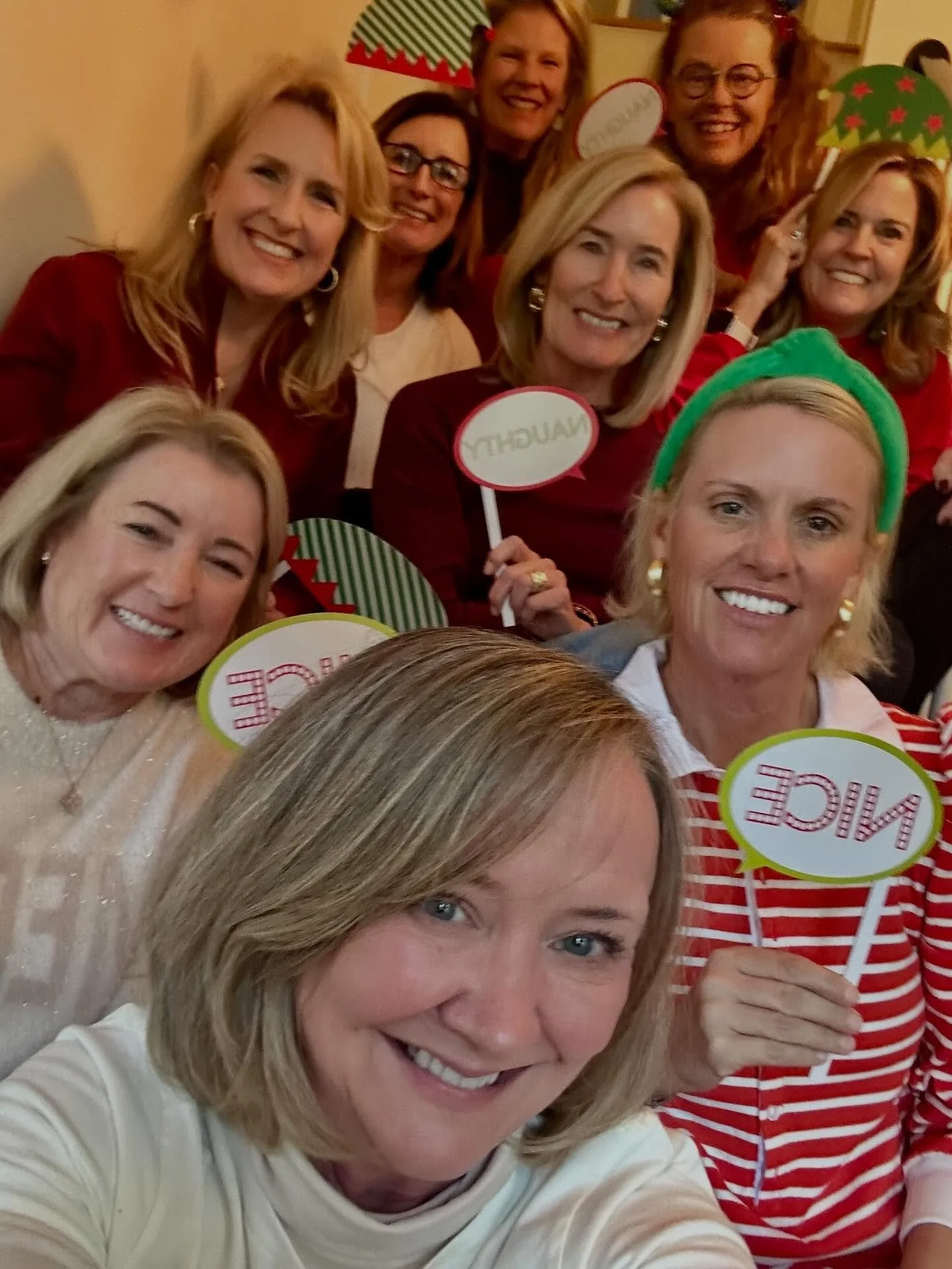 Holiday Mahjong + treat exchange = pure joy ✨ Such a fun way to celebrate with savory and sweet bites 🍪🍬🧀🥖
Also our first time playing with the @themahjongline Barney Orange Minimal Line 🧡 Obsessed!
Still waiting on @thebigcardmahjong to arrive 