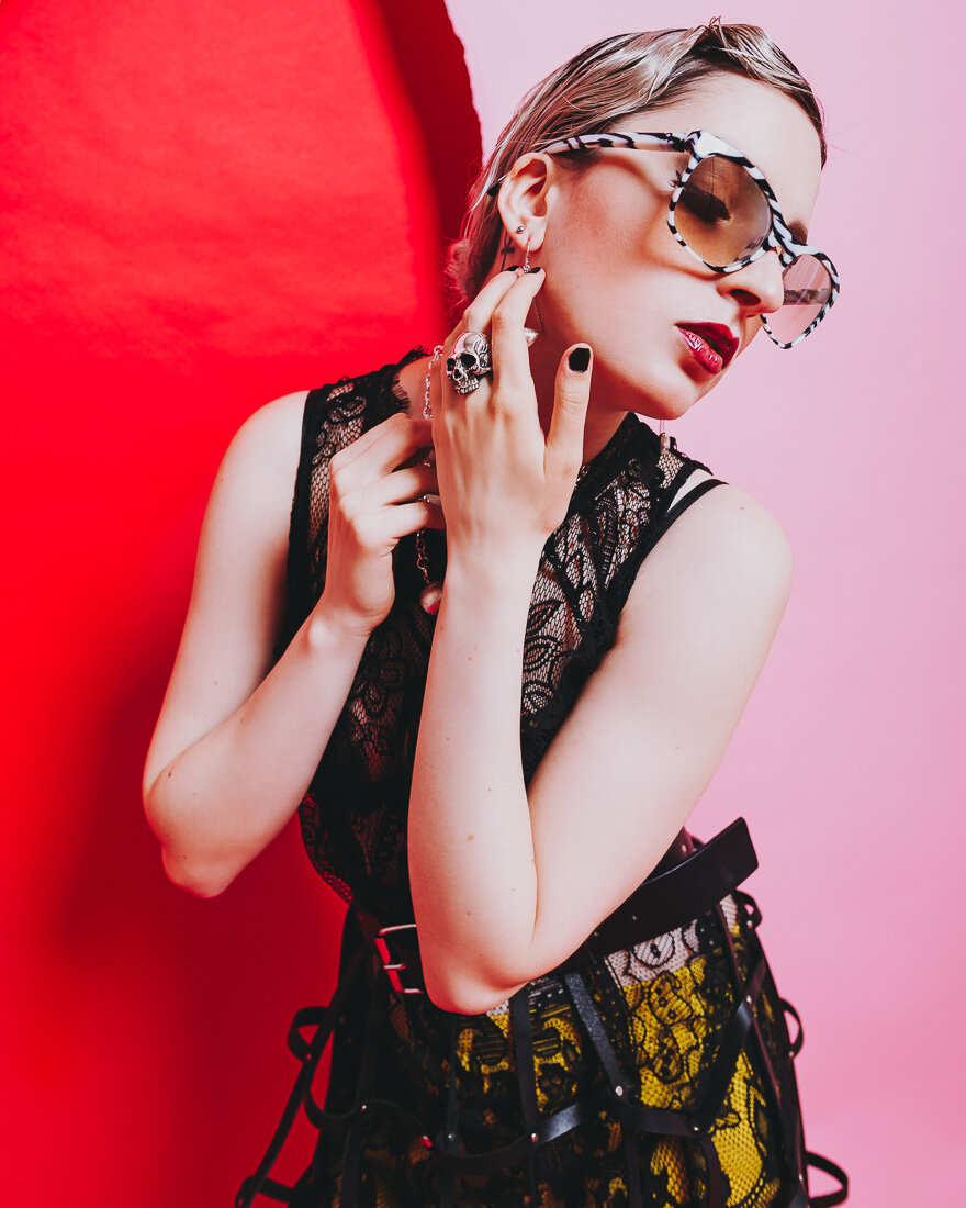 Fashion und Editorial Studio Portrait einer Frau, vor einem rosa und pinken Hintergrund, bearbeitet mit Hey Poly Lightroom Preset Editorial