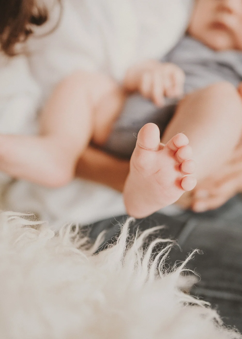 Detailaufnahme eines Babyfußes mit geringer Tiefenschärfe bei einem Newborn Shooting