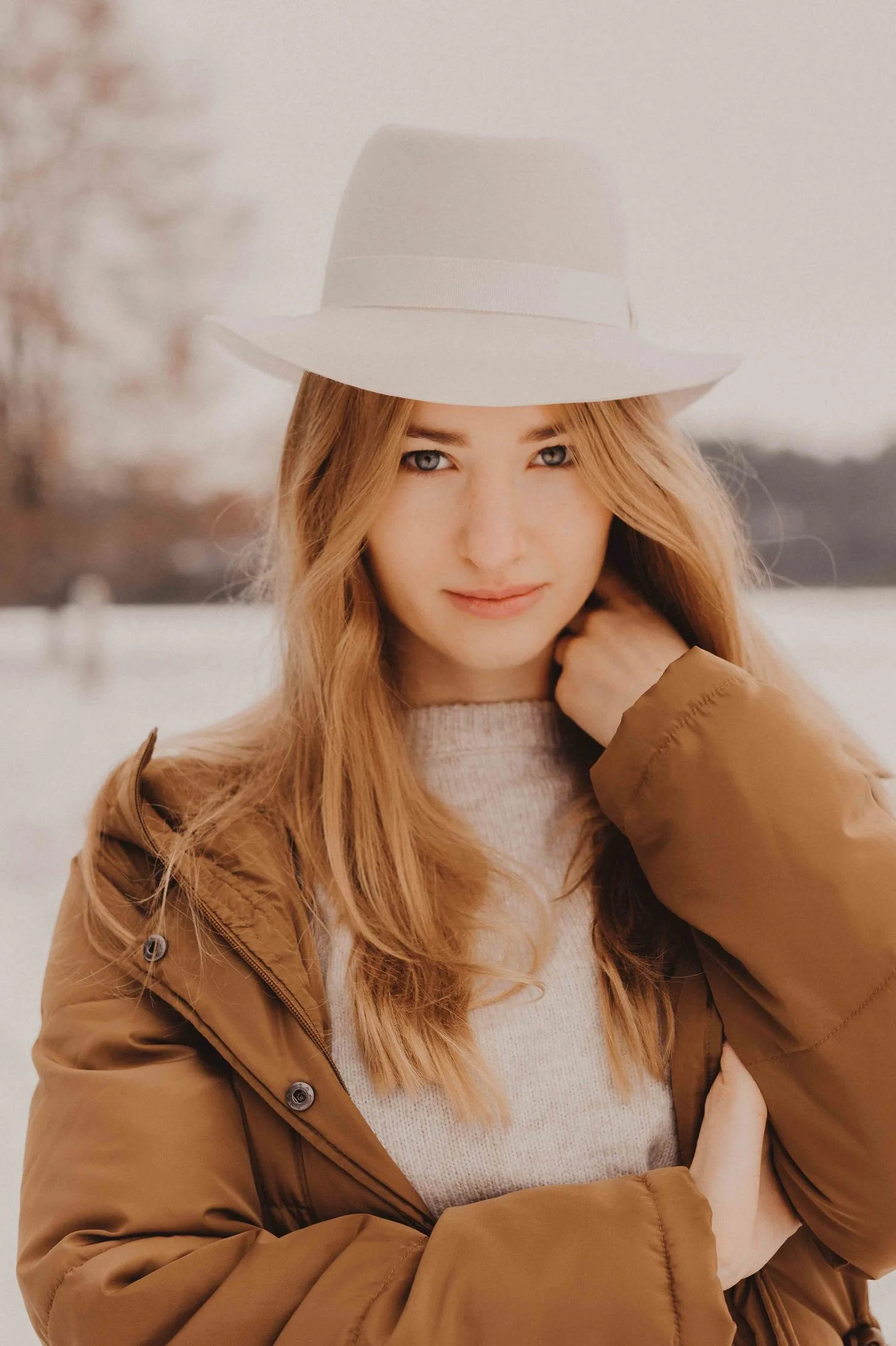 Outdoor-Portrait einer jungen Frau in einer Winterlandschaft, bearbeitet mit Hey Poly Lightroom Presets Winter