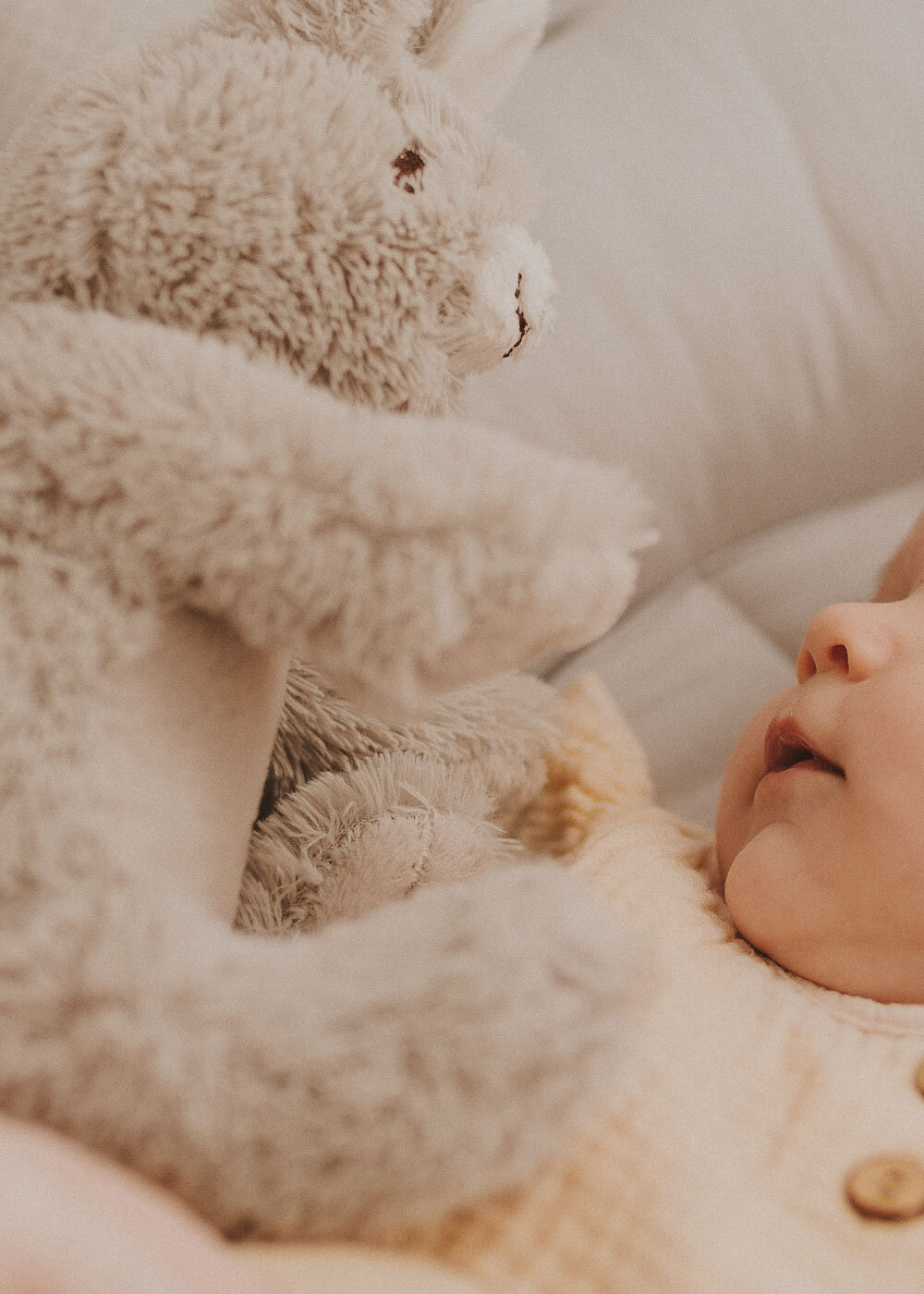 Baby in einem hellen natürlichen Newborn Setup mit weichen Decken