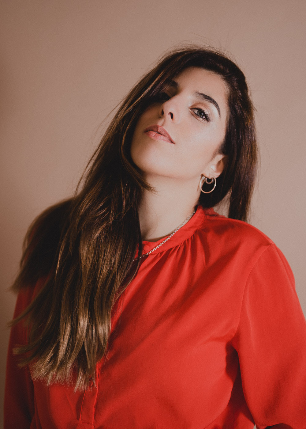 Studio-Portrait einer jungen Frau in rotem Oberteil, bearbeitet mit Hey Poly Preset Editorial
