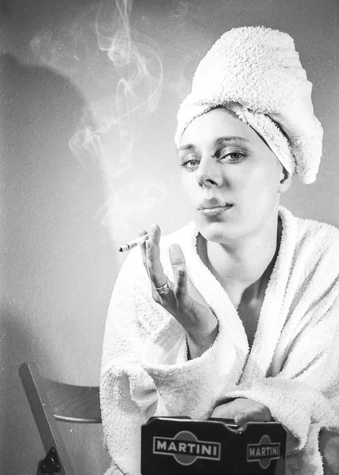 Indoor schwarz-weiß Portrait fotografiert mit einer analogen Kamera zeigt eine rauchende Frau bei dramatischem Licht, Fotografiestudie von Hey Poly