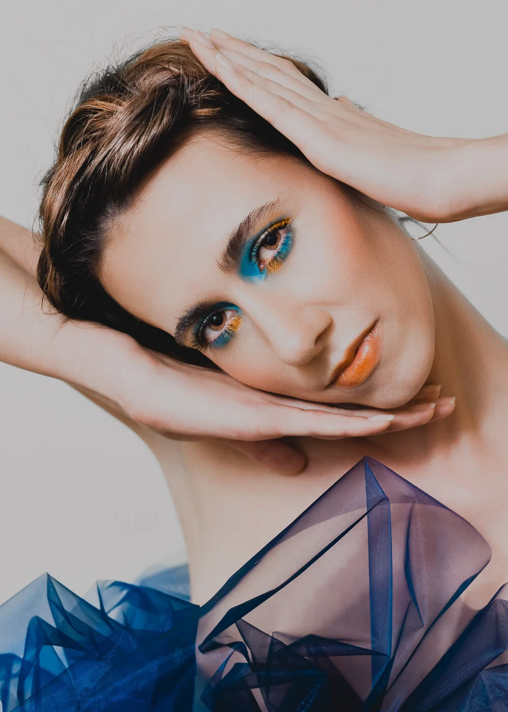 Beauty Editorial Studio Portrait einer Frau in blauem Tüll, bearbeitet mit Hey Poly Lightroom Presets Editorial